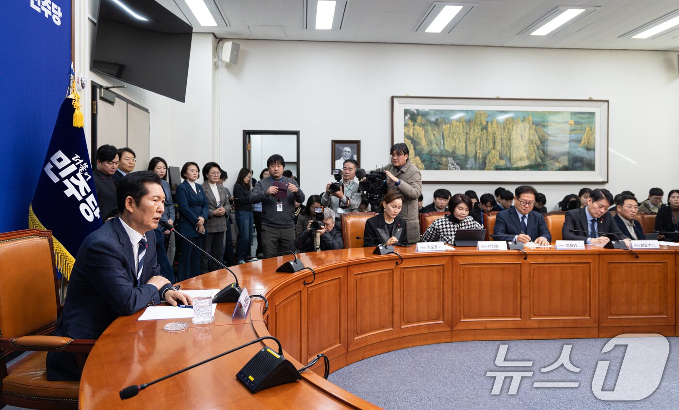 본문 이미지 - 정청래 더불어민주당 대표가 26일 서울 여의도 국회에서 취임 후 열린 첫 공식 기자회견에서 발언하고 있다. 2025.12.26/뉴스1 ⓒ News1 이승배 기자