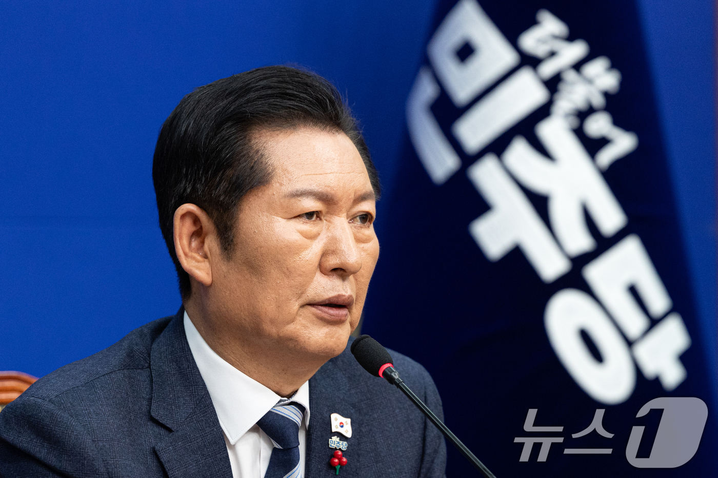 (서울=뉴스1) 이승배 기자 = 정청래 더불어민주당 대표가 26일 서울 여의도 국회에서 취임 후 열린 첫 공식 기자회견에서 발언하고 있다. 2025.12.26/뉴스1