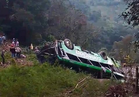 크리스마스 이브의 참사…멕시코 버스 추락으로 최소 10명 사망