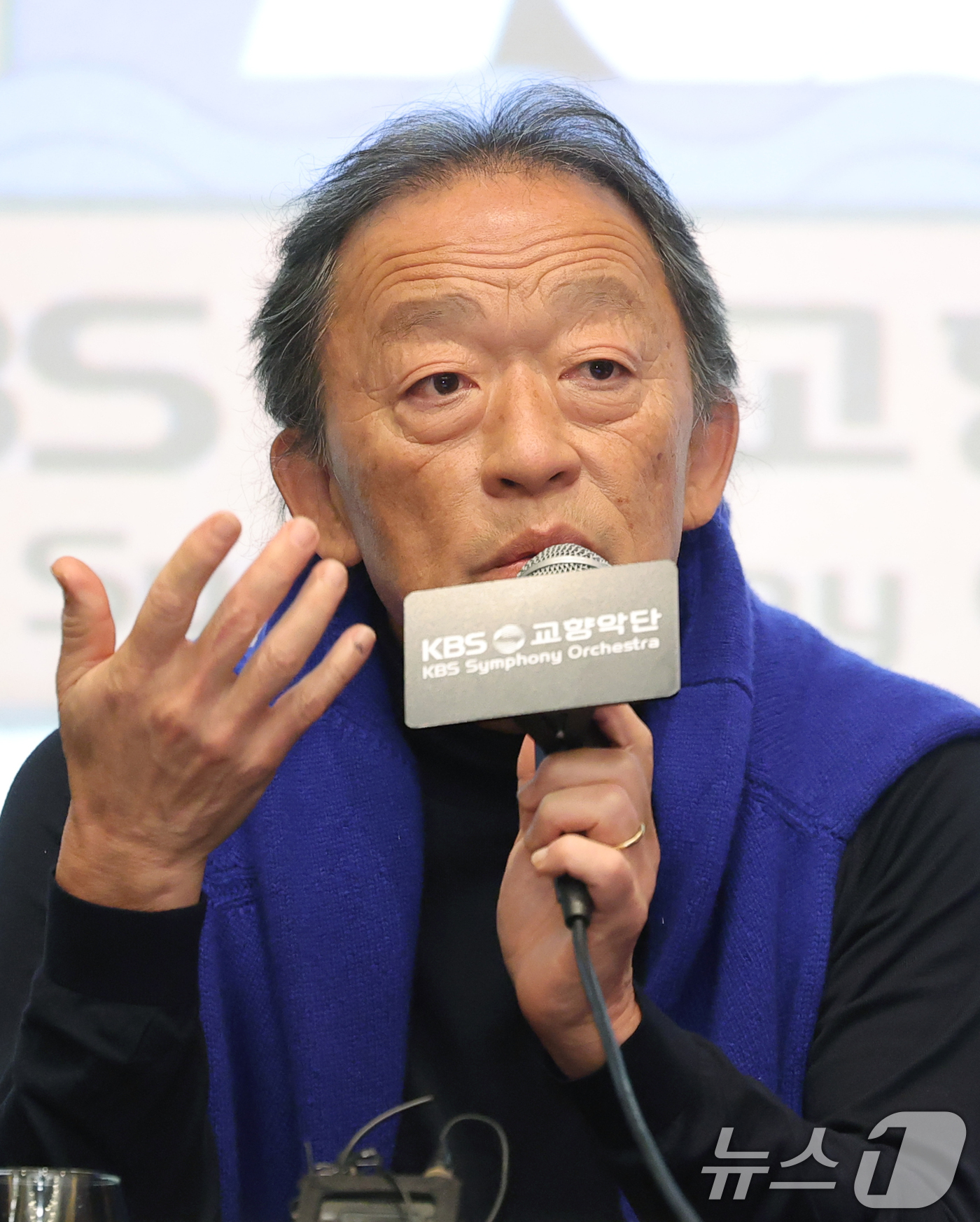 (서울=뉴스1) 권현진 기자 = 지휘자 정명훈이 26일 서울 영등포구 콘래드호텔에서 열린 ‘KBS교향악단 창단 70주년& KBS교향악단 10대 음악감독 선임' 기자회견에 참석해 취 …