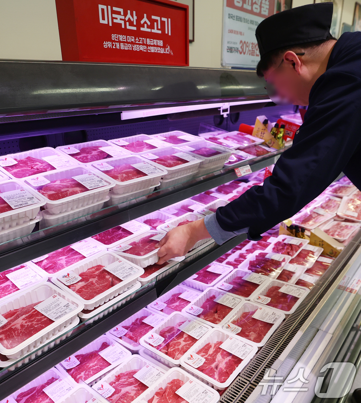 (서울=뉴스1) 오대일 기자 = 고환율 여파로 수입 먹거리 부담이 커지는 가운데 26일 서울의 한 대형마트 정육코너에 미국산 소고기가 진열돼 있다.  2025.12.26/뉴스1