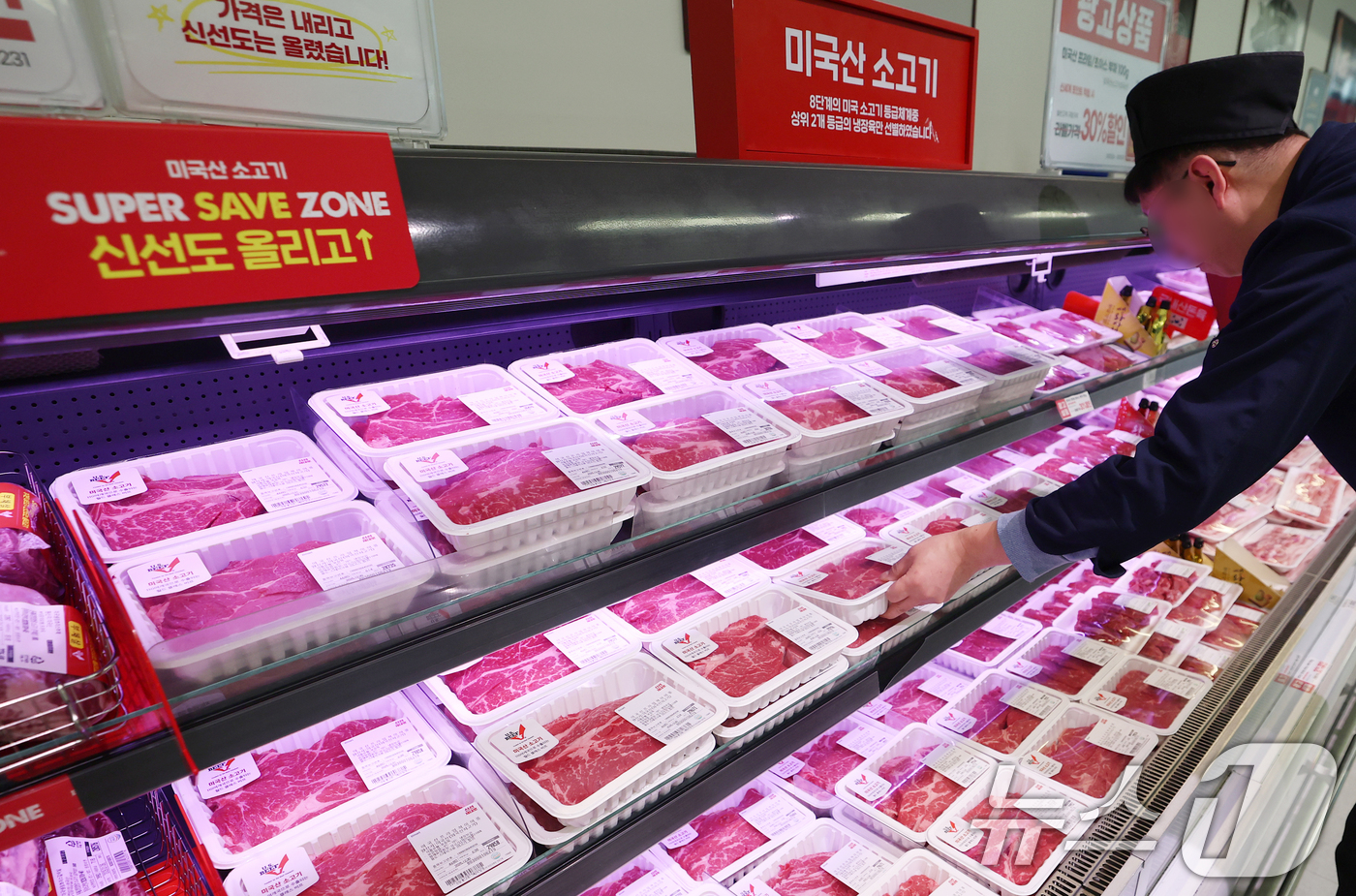 (서울=뉴스1) 오대일 기자 = 고환율 여파로 수입 먹거리 부담이 커지는 가운데 26일 서울의 한 대형마트 정육코너에 미국산 소고기가 진열돼 있다.  2025.12.26/뉴스1