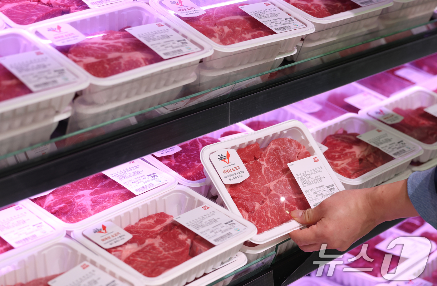 (서울=뉴스1) 오대일 기자 = 고환율 여파로 수입 먹거리 부담이 커지는 가운데 26일 서울의 한 대형마트 정육코너에 미국산 소고기가 진열돼 있다.  2025.12.26/뉴스1