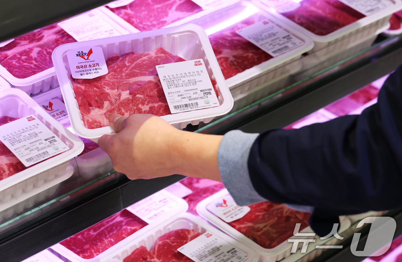 (서울=뉴스1) 오대일 기자 = 고환율 여파로 수입 먹거리 부담이 커지는 가운데 26일 서울의 한 대형마트 정육코너에 미국산 소고기가 진열돼 있다.  2025.12.26/뉴스1