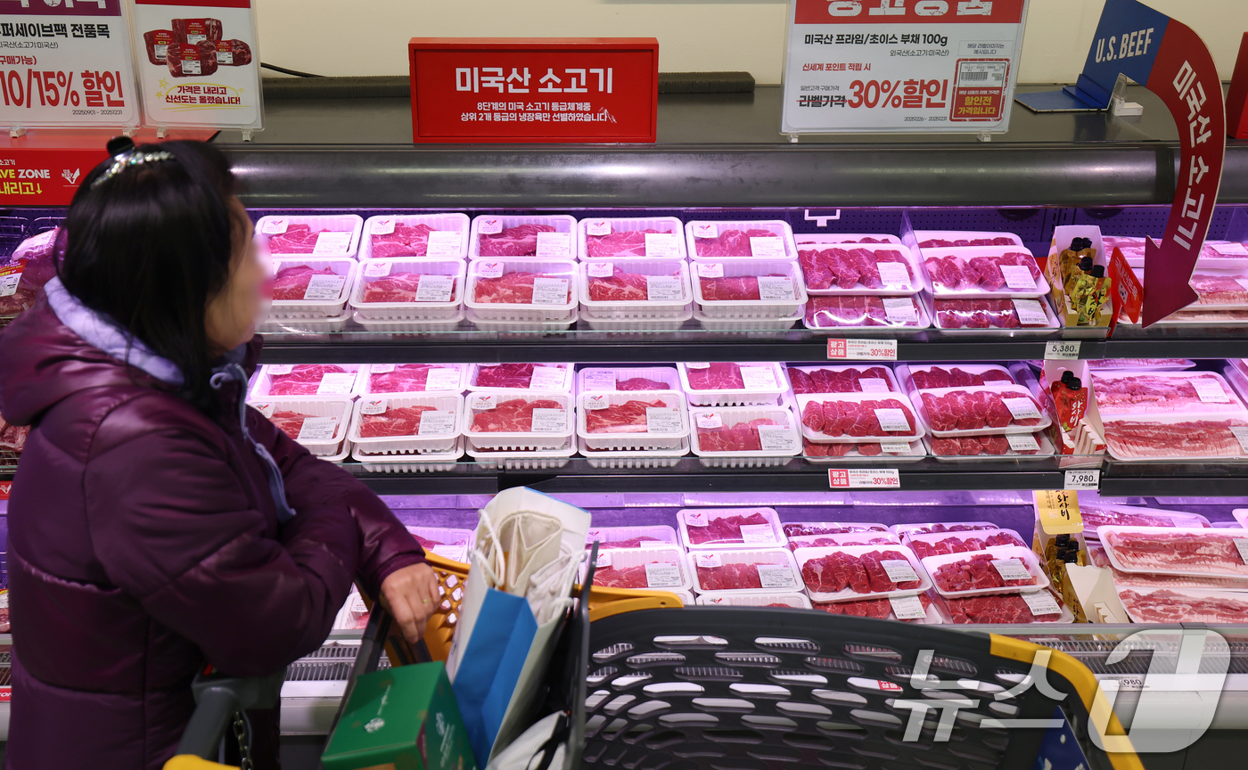 (서울=뉴스1) 오대일 기자 = 고환율 여파로 수입 먹거리 부담이 커지는 가운데 26일 서울의 한 대형마트 정육코너에 미국산 소고기가 진열돼 있다.  2025.12.26/뉴스1
