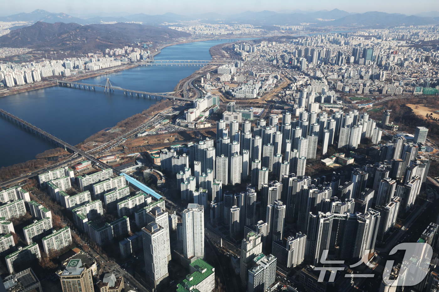 (서울=뉴스1) 이광호 기자 = 서울 아파트값 상승률이 2006년 이후 19년 만에 최고치를 기록할 것으로 전망되고 있는 26일 서울 송파구 롯데월드타워 서울스카이에서 아파트 단지 …