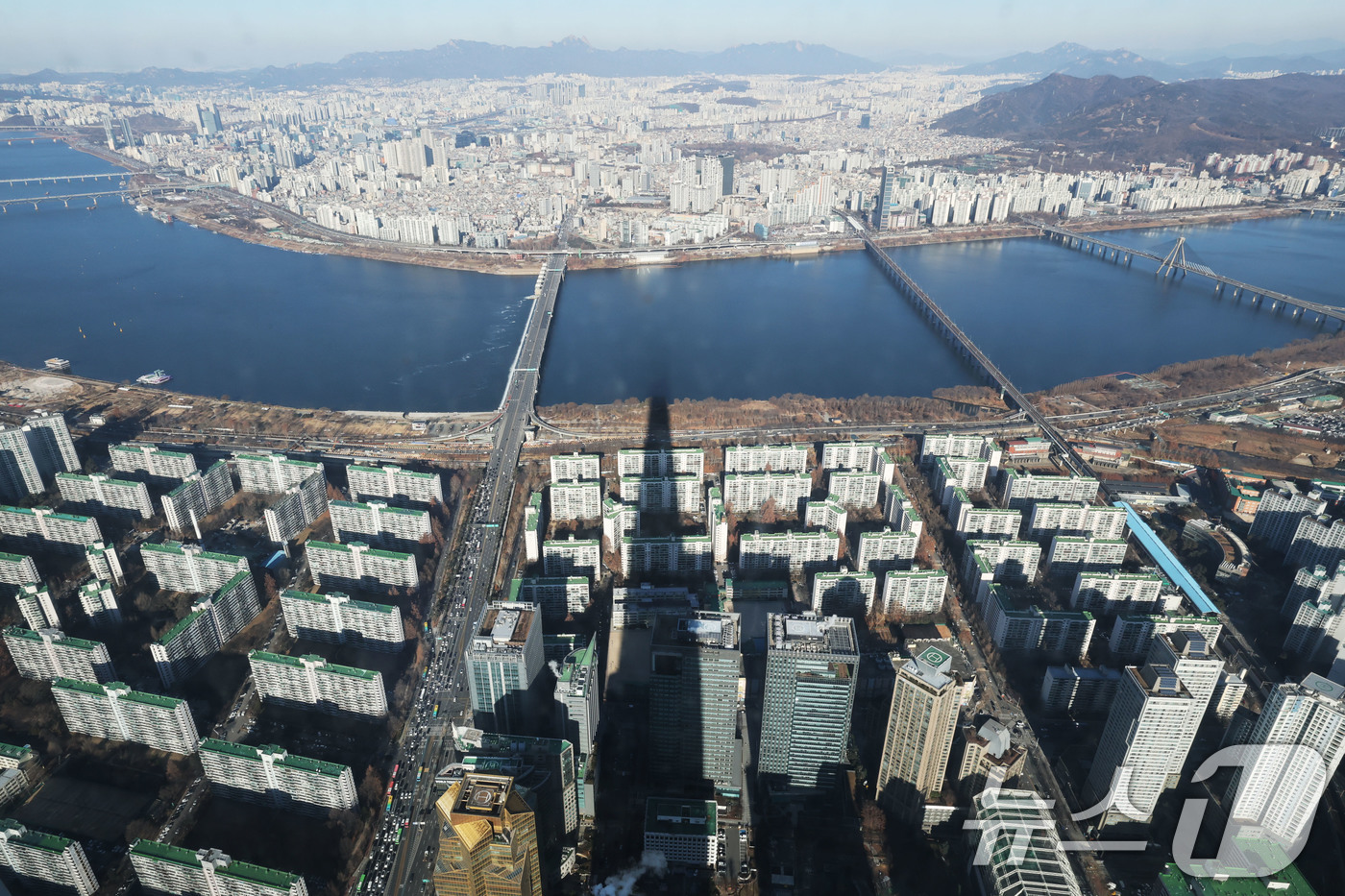 (서울=뉴스1) 이광호 기자 = 서울 아파트값 상승률이 2006년 이후 19년 만에 최고치를 기록할 것으로 전망되고 있는 26일 서울 송파구 롯데월드타워 서울스카이에서 아파트 단지 …