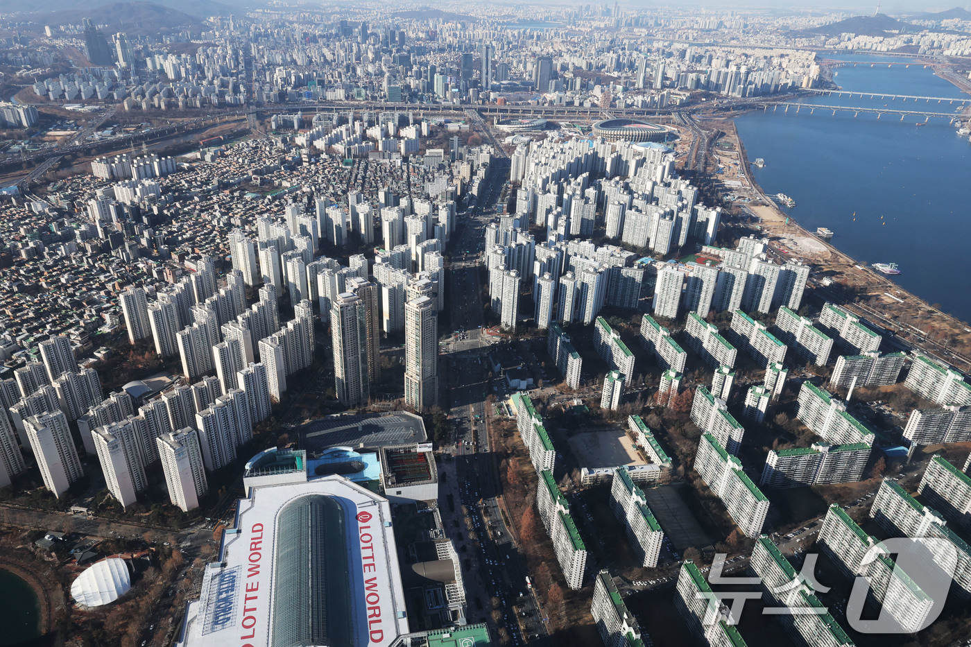 (서울=뉴스1) 이광호 기자 = 서울 아파트값 상승률이 2006년 이후 19년 만에 최고치를 기록할 것으로 전망되고 있는 26일 서울 송파구 롯데월드타워 서울스카이에서 아파트 단지 …