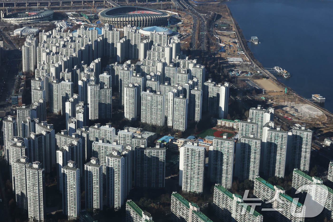 (서울=뉴스1) 이광호 기자 = 서울 아파트값 상승률이 2006년 이후 19년 만에 최고치를 기록할 것으로 전망되고 있는 26일 서울 송파구 롯데월드타워 서울스카이에서 아파트 단지 …