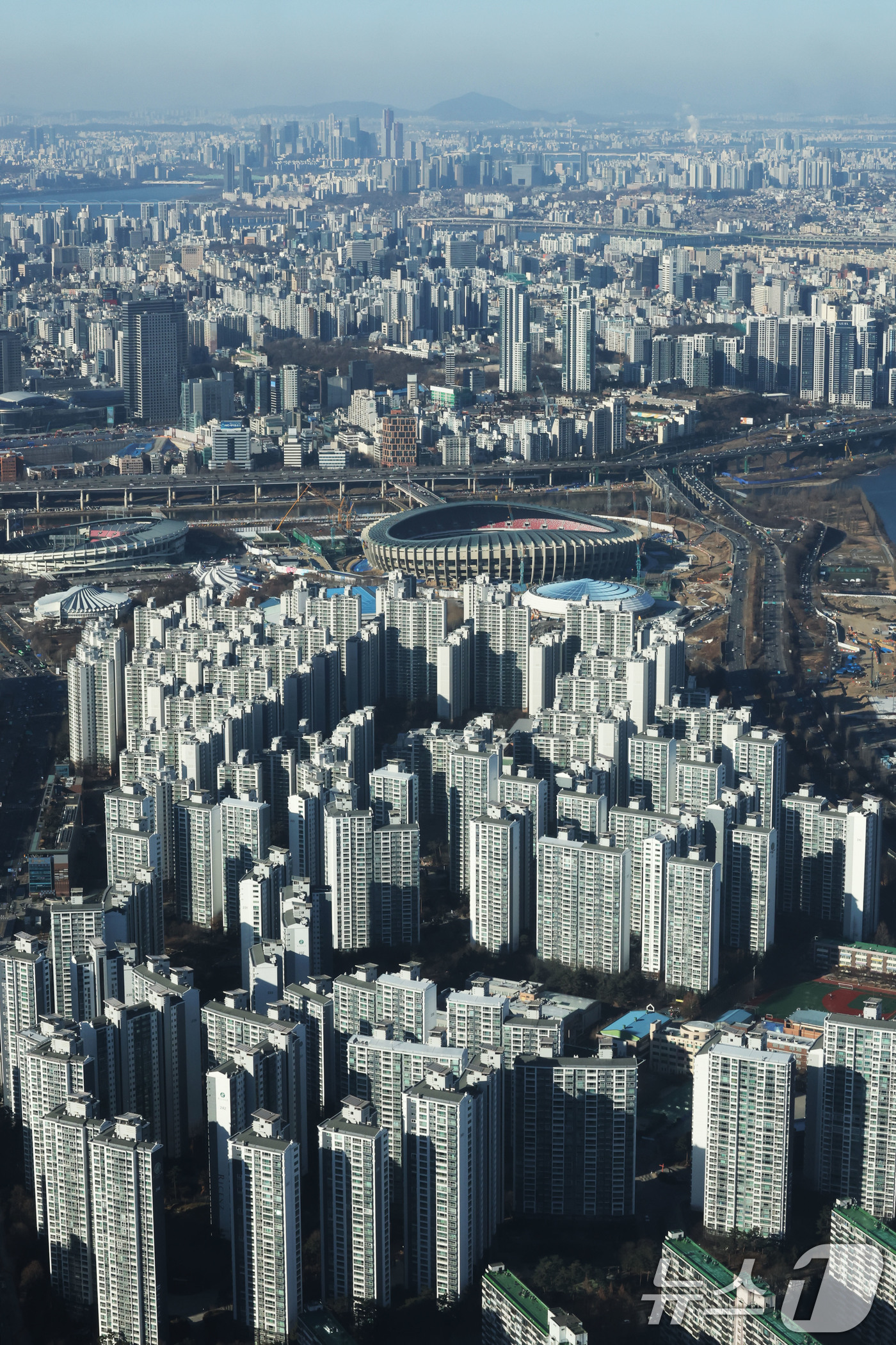 (서울=뉴스1) 이광호 기자 = 서울 아파트값 상승률이 2006년 이후 19년 만에 최고치를 기록할 것으로 전망되고 있는 26일 서울 송파구 롯데월드타워 서울스카이에서 아파트 단지 …