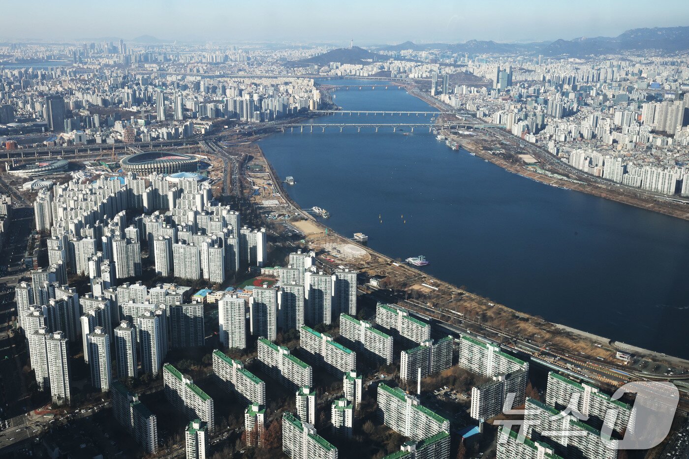 본문 이미지 -  서울 송파구 롯데월드타워 서울스카이에서 아파트 단지가 보이고 있다.  ⓒ 뉴스1 이광호 기자