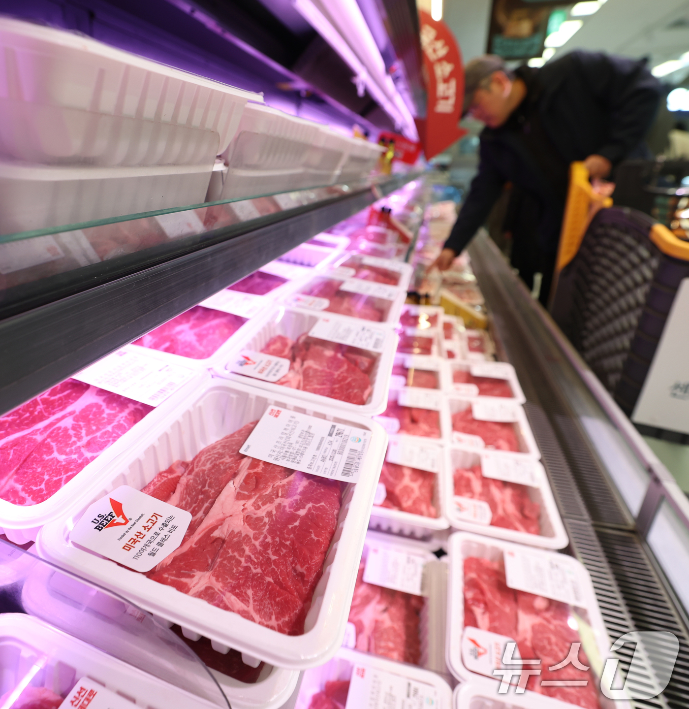 (서울=뉴스1) 오대일 기자 = 고환율 여파로 수입 먹거리 부담이 커지는 가운데 26일 서울의 한 대형마트 정육코너에 미국산 소고기가 진열돼 있다.  2025.12.26/뉴스1