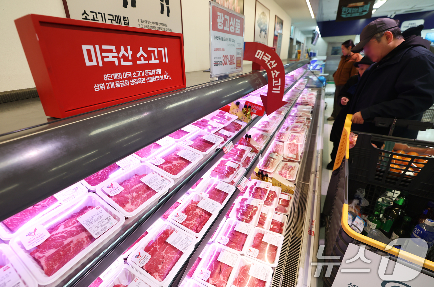 (서울=뉴스1) 오대일 기자 = 고환율 여파로 수입 먹거리 부담이 커지는 가운데 26일 서울의 한 대형마트 정육코너에 미국산 소고기가 진열돼 있다.  2025.12.26/뉴스1