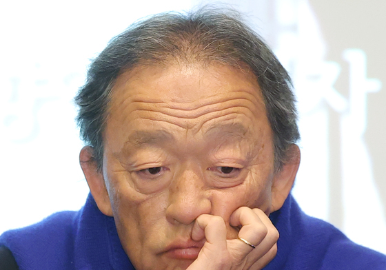 생각에 잠긴 지휘자 정명훈