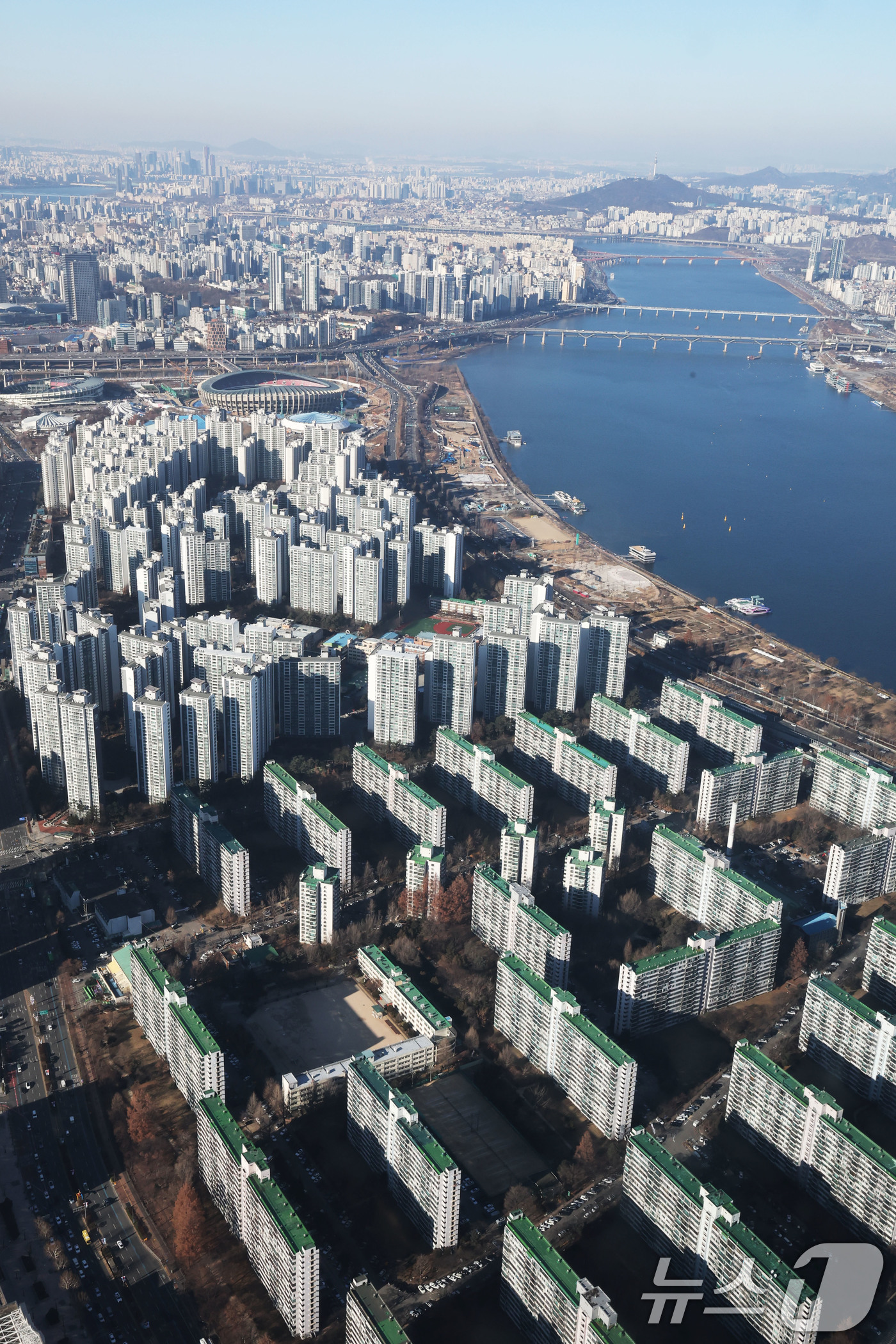 (서울=뉴스1) 이광호 기자 = 서울 아파트값 상승률이 2006년 이후 19년 만에 최고치를 기록할 것으로 전망되고 있는 26일 서울 송파구 롯데월드타워 서울스카이에서 아파트 단지 …