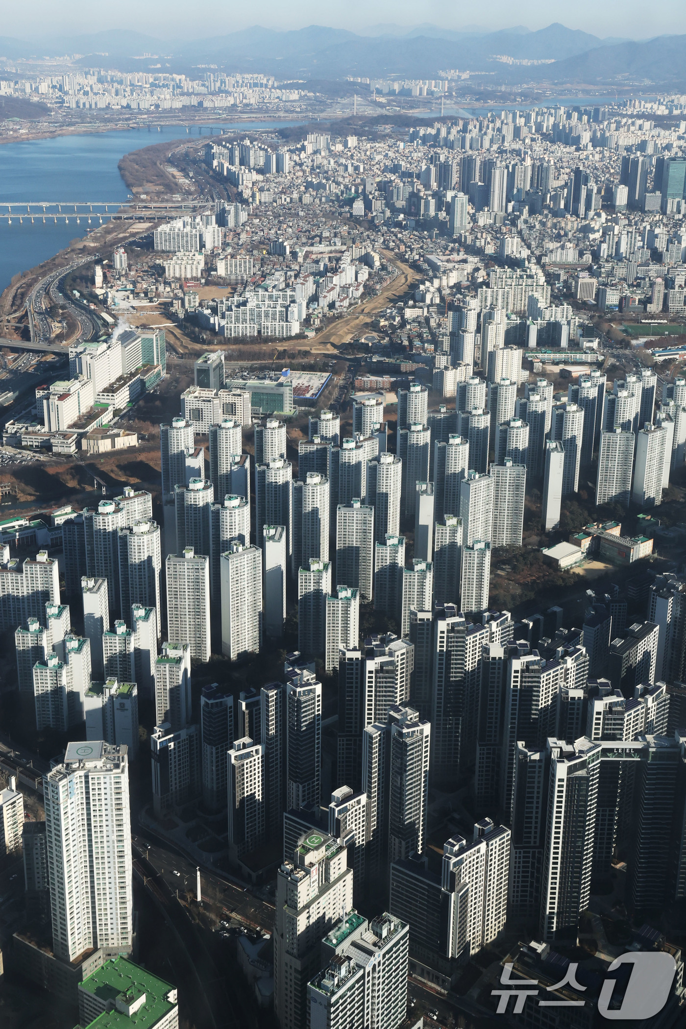 (서울=뉴스1) 이광호 기자 = 서울 아파트값 상승률이 2006년 이후 19년 만에 최고치를 기록할 것으로 전망되고 있는 26일 서울 송파구 롯데월드타워 서울스카이에서 아파트 단지 …