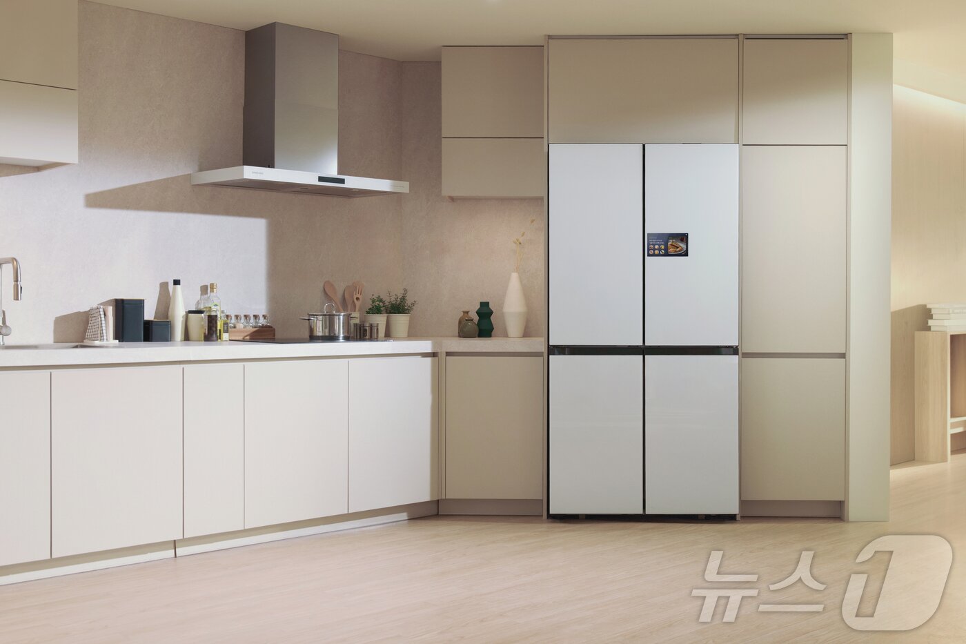 본문 이미지 - 삼성전자가 내년 1월 미국 라스베이거스에서 열리는 세계 최대 전자 전시회 'CES 2026'에서 기존 전시의 틀을 과감히 깨고 전시 패러다임 전환에 나선다고 26일 밝혔다. 사진은 CES 2026에서 공개 예정인 삼성전자 제미나이가 탑재된 냉장고 제품 이미지. (삼성전자 제공. 재판매 및 DB 금지) 2025.12.26/뉴스1