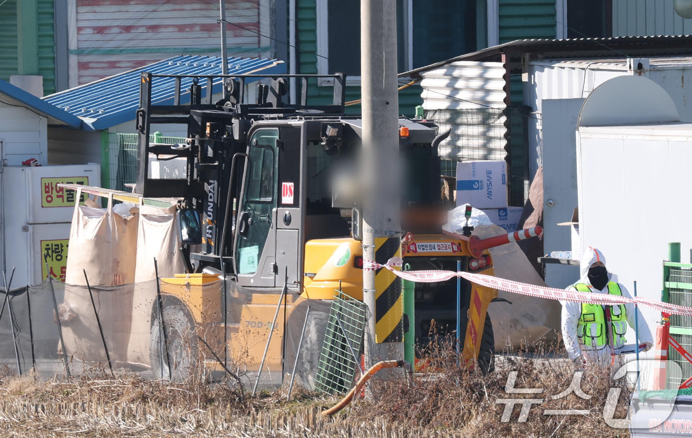 (평택=뉴스1) 김영운 기자 = 26일 경기 평택시의 한 산란계 농장에서 고병원성 조류인플루엔자(AI)가 발생해  방역당국이 통제 및 방역 작업을 하고 있다. 2025.12.26/ …