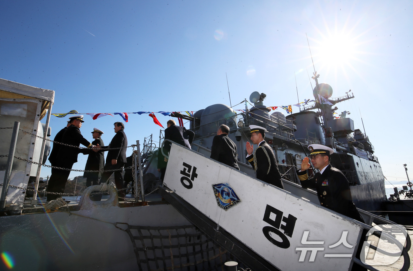 (창원=뉴스1) 윤일지 기자 = 26일 경남 창원 진해구 진해 군항에서 열린 국산 초계함 광명함(PCC·1000톤급) 전역식에서 역대 함장들이 광명함에 오르고 있다.광명함은 포항급 …