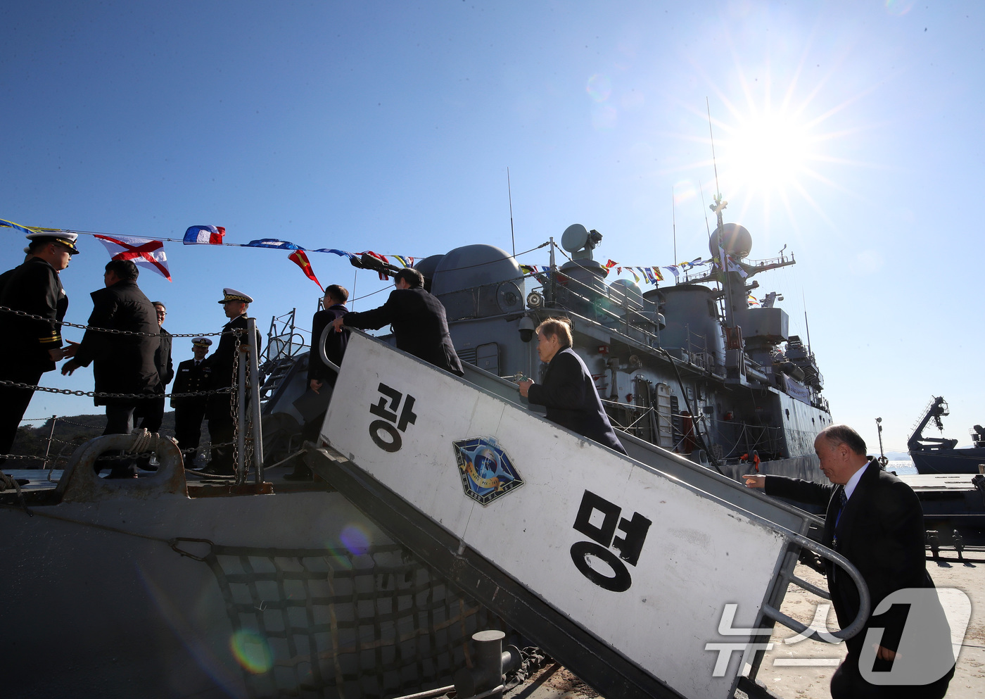 (창원=뉴스1) 윤일지 기자 = 26일 경남 창원 진해구 진해 군항에서 열린 국산 초계함 광명함(PCC·1000톤급) 전역식에서 역대 함장들이 광명함에 오르고 있다.광명함은 포항급 …