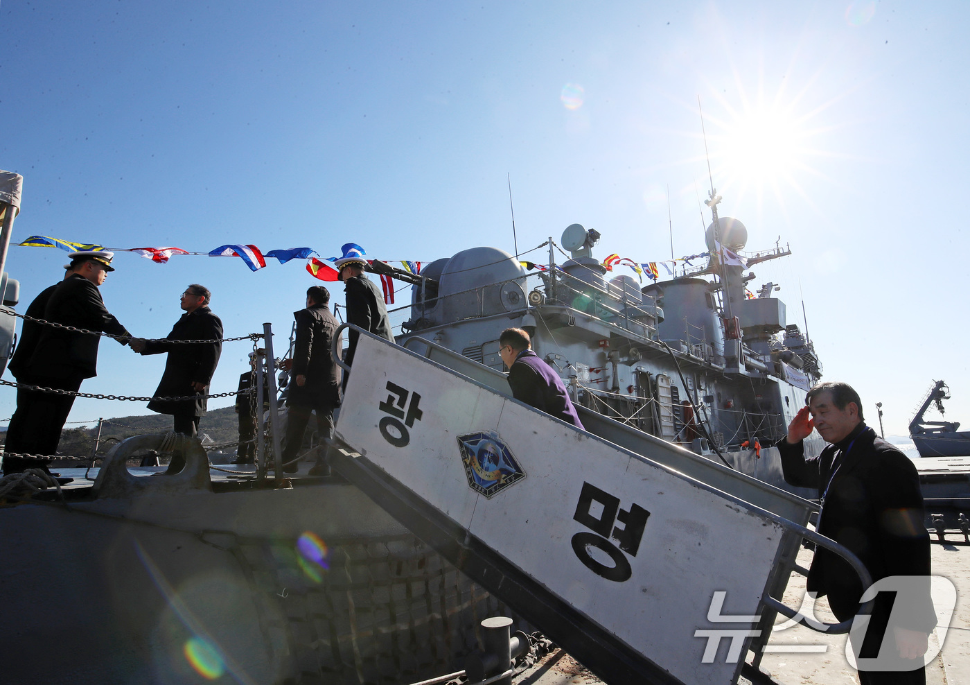 (창원=뉴스1) 윤일지 기자 = 26일 경남 창원 진해구 진해 군항에서 열린 국산 초계함 광명함(PCC·1000톤급) 전역식에서 역대 함장들이 광명함에 오르며 경례하고 있다.광명함 …