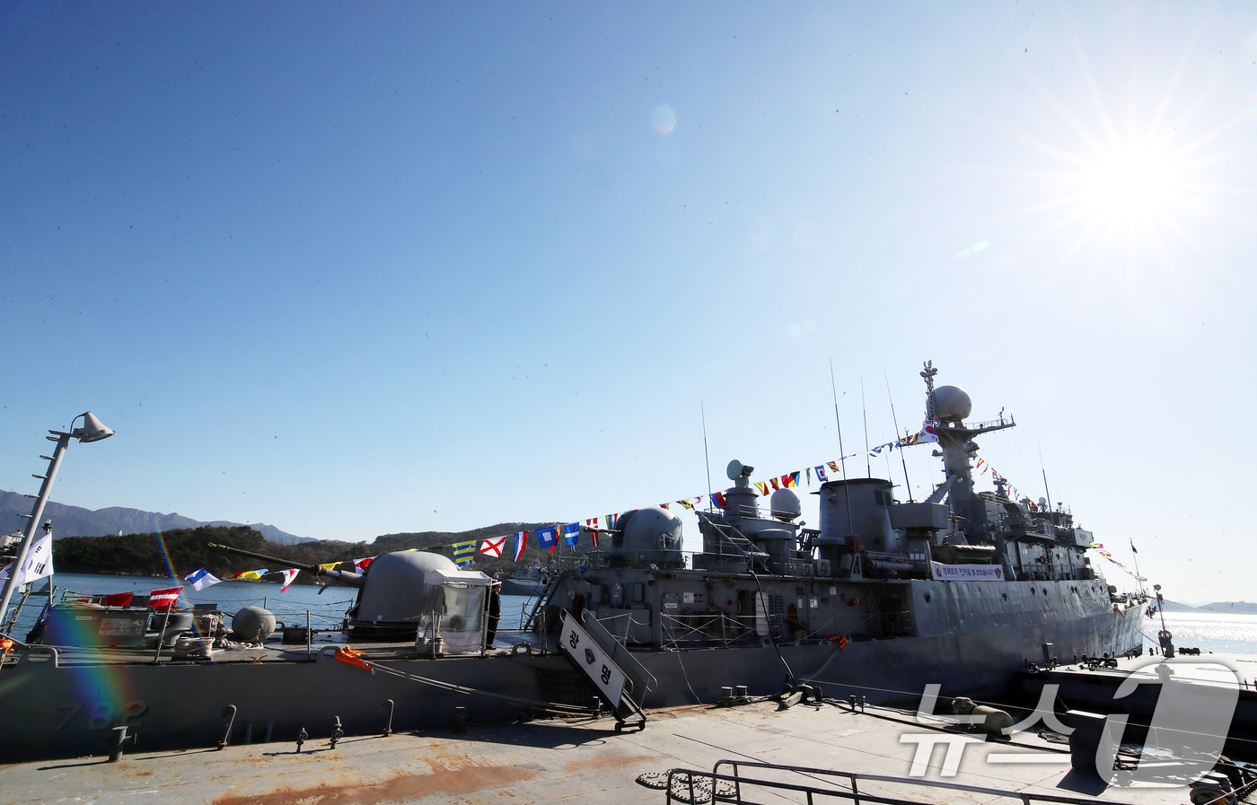 (창원=뉴스1) 윤일지 기자 = 26일 경남 창원 진해구 진해 군항에서 국산 초계함 광명함(PCC·1000톤급) 전역식이 열리고 있다.광명함은 포항급 22번째 초계함으로, 1989 …