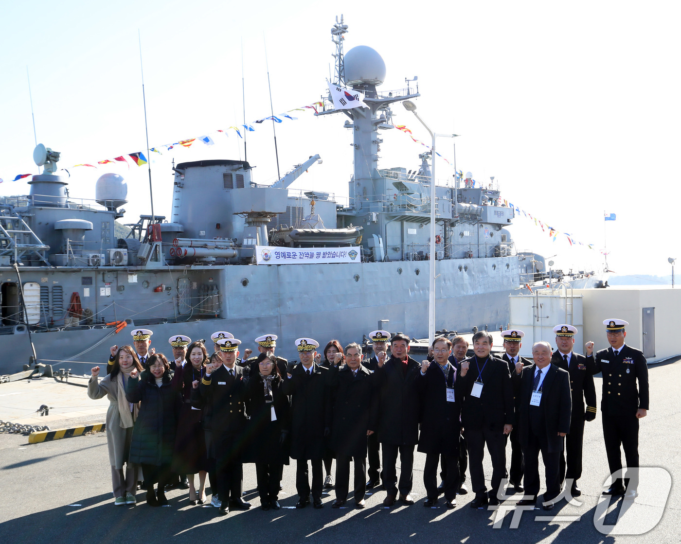 (창원=뉴스1) 윤일지 기자 = 26일 경남 창원 진해구 진해 군항에서 열린 국산 초계함 광명함(PCC·1000톤급) 전역식에서 김경률 해군작전사령관, 광명함 역대 함장 등 참석자 …