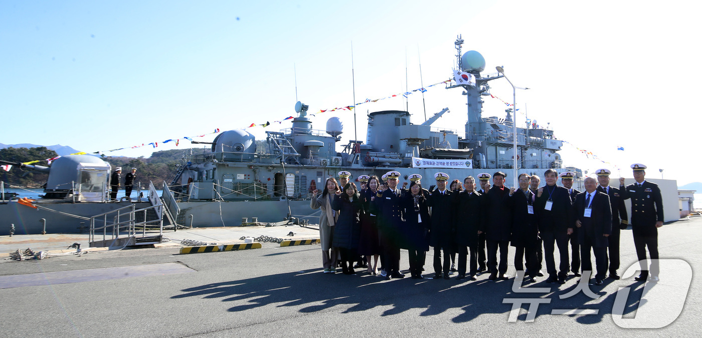 (창원=뉴스1) 윤일지 기자 = 26일 경남 창원 진해구 진해 군항에서 열린 국산 초계함 광명함(PCC·1000톤급) 전역식에서 김경률 해군작전사령관, 광명함 역대 함장 등 참석자 …