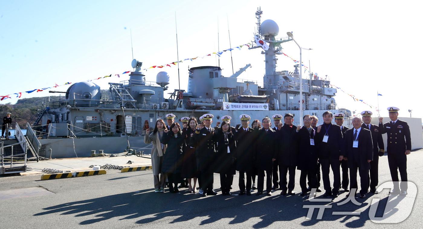 (창원=뉴스1) 윤일지 기자 = 26일 경남 창원 진해구 진해 군항에서 열린 국산 초계함 광명함(PCC·1000톤급) 전역식에서 김경률 해군작전사령관, 광명함 역대 함장 등 참석자 …