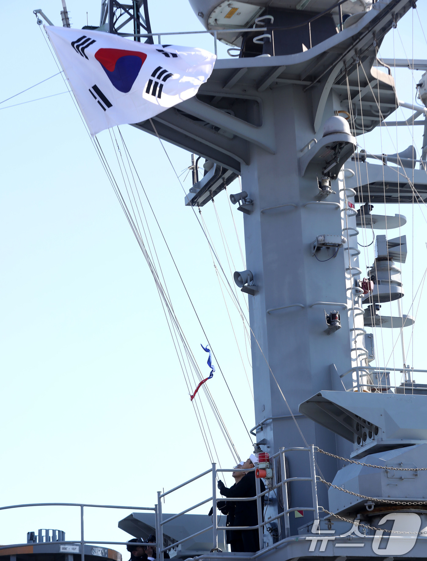 (창원=뉴스1) 윤일지 기자 = 26일 경남 창원 진해구 진해 군항에서 열린 국산 초계함 광명함(PCC·1000톤급) 전역식에서 취역기 강하가 진행되고 있다.광명함은 포항급 22번 …