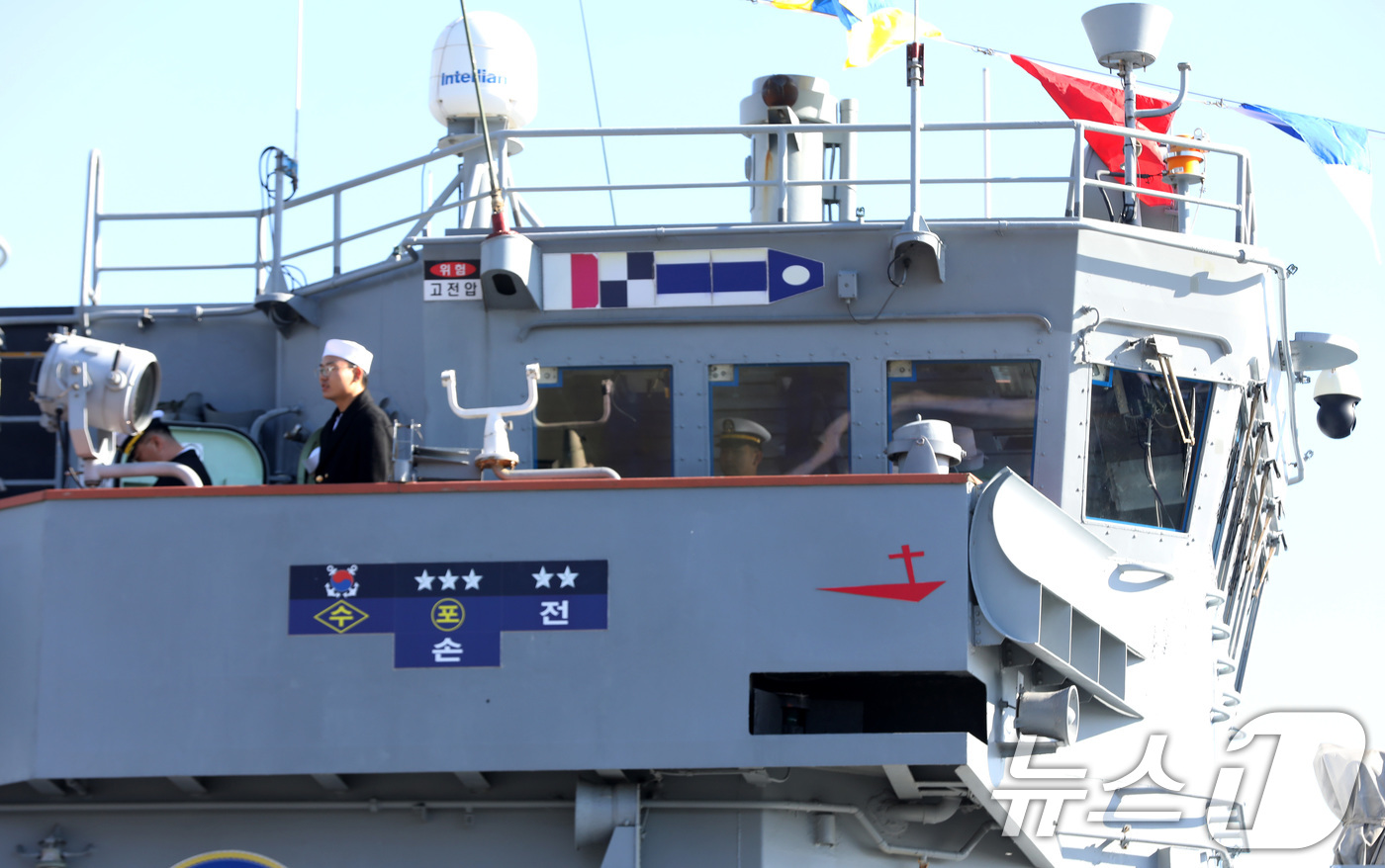 (창원=뉴스1) 윤일지 기자 = 26일 경남 창원 진해구 진해 군항에서 국산 초계함 광명함(PCC·1000톤급) 전역식이 열린 가운데 광명함에 북한 반잠수정을 격침시켰음을 증명하는 …