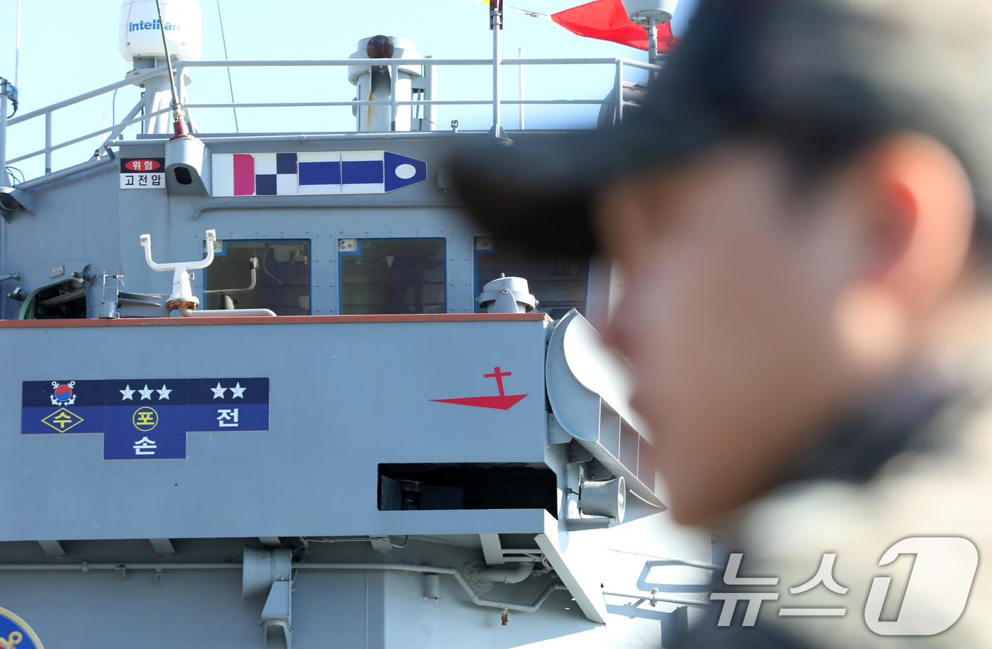 (창원=뉴스1) 윤일지 기자 = 26일 경남 창원 진해구 진해 군항에서 국산 초계함 광명함(PCC·1000톤급) 전역식이 열린 가운데 광명함에 북한 반잠수정을 격침시켰음을 증명하는 …