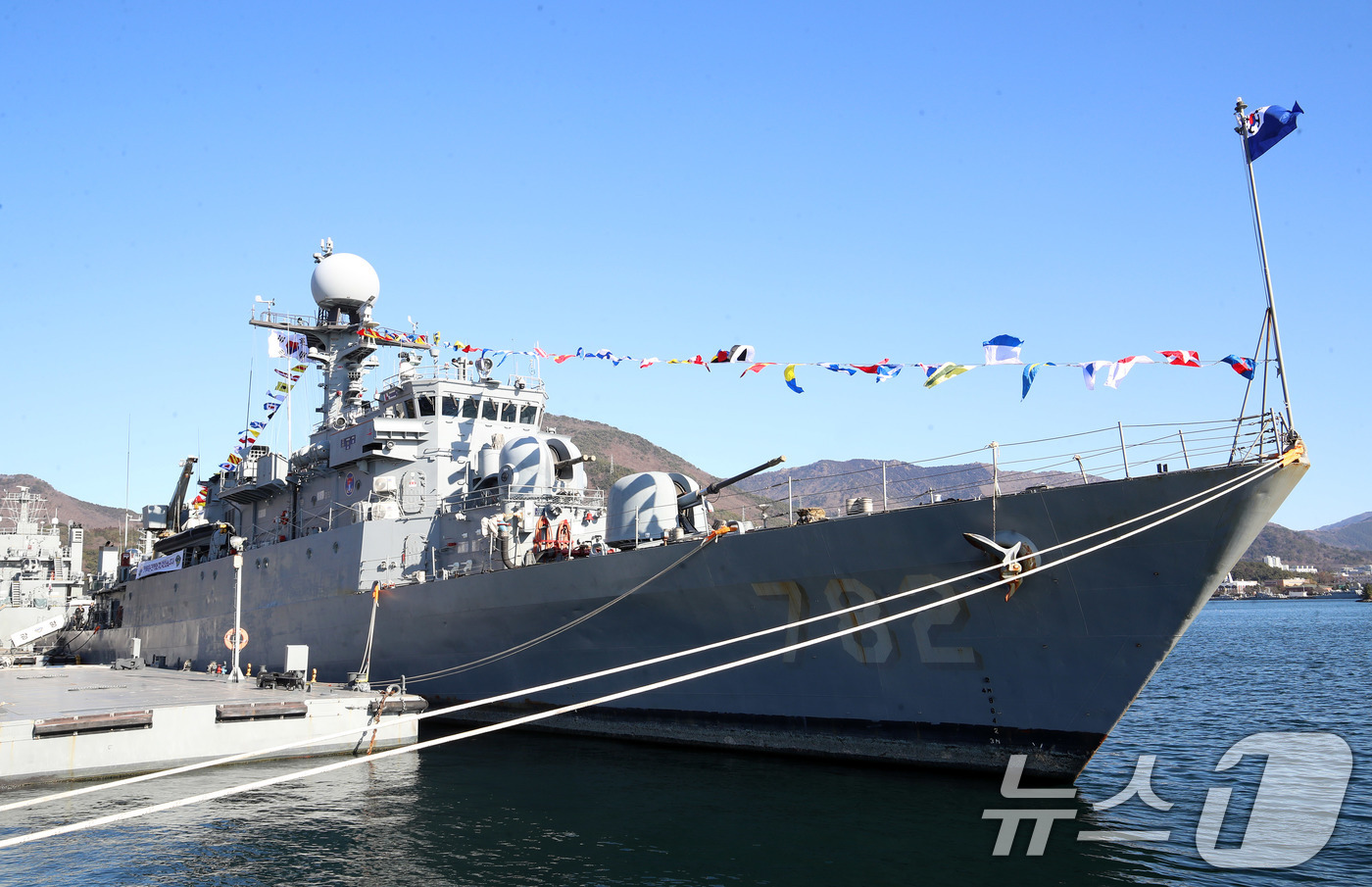 (창원=뉴스1) 윤일지 기자 = 26일 경남 창원 진해구 진해 군항에서 국산 초계함 광명함(PCC·1000톤급) 전역식이 열리고 있다.광명함은 포항급 22번째 초계함으로, 1989 …