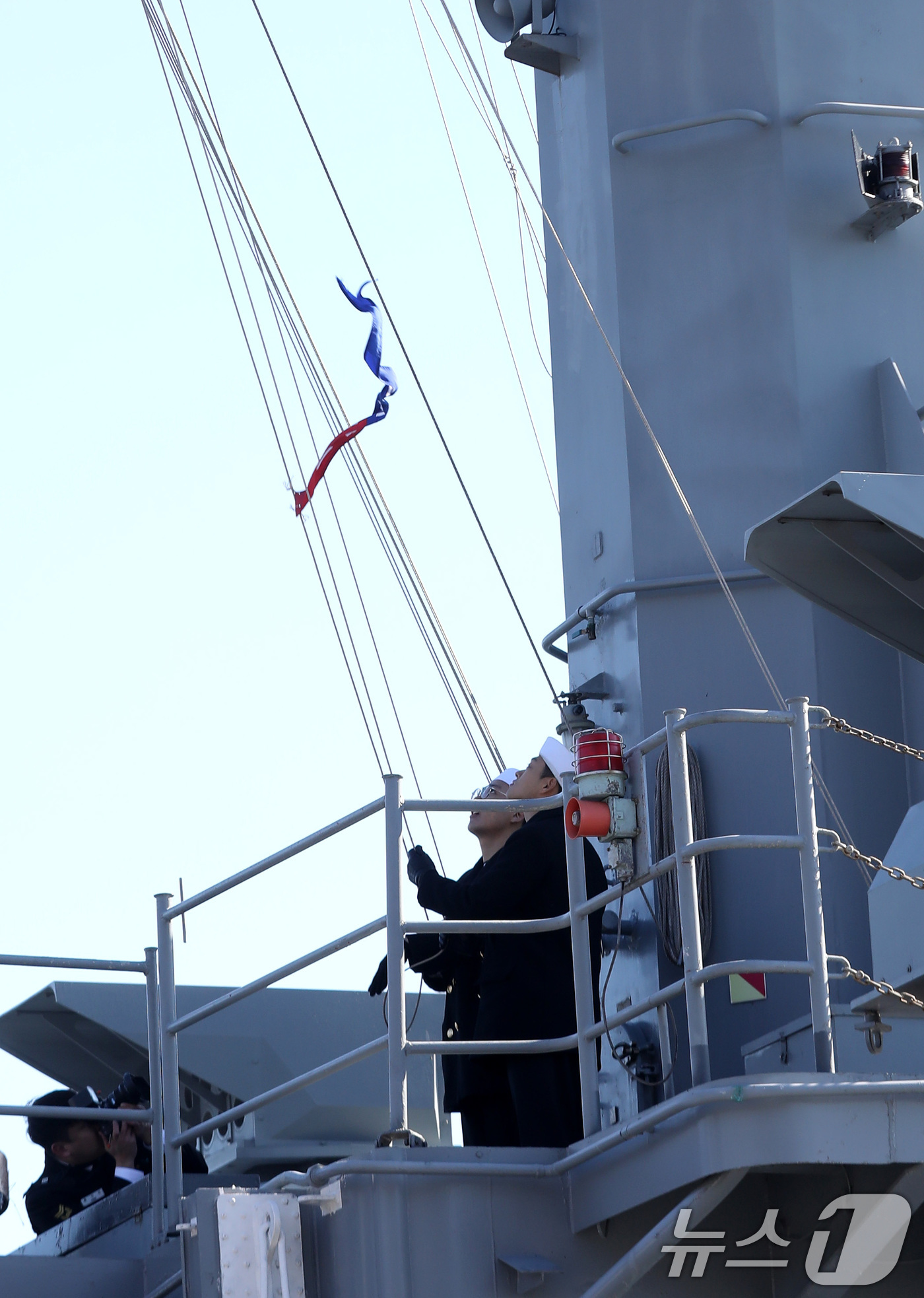 (창원=뉴스1) 윤일지 기자 = 26일 경남 창원 진해구 진해 군항에서 열린 국산 초계함 광명함(PCC·1000톤급) 전역식에서 취역기 강하가 진행되고 있다.광명함은 포항급 22번 …