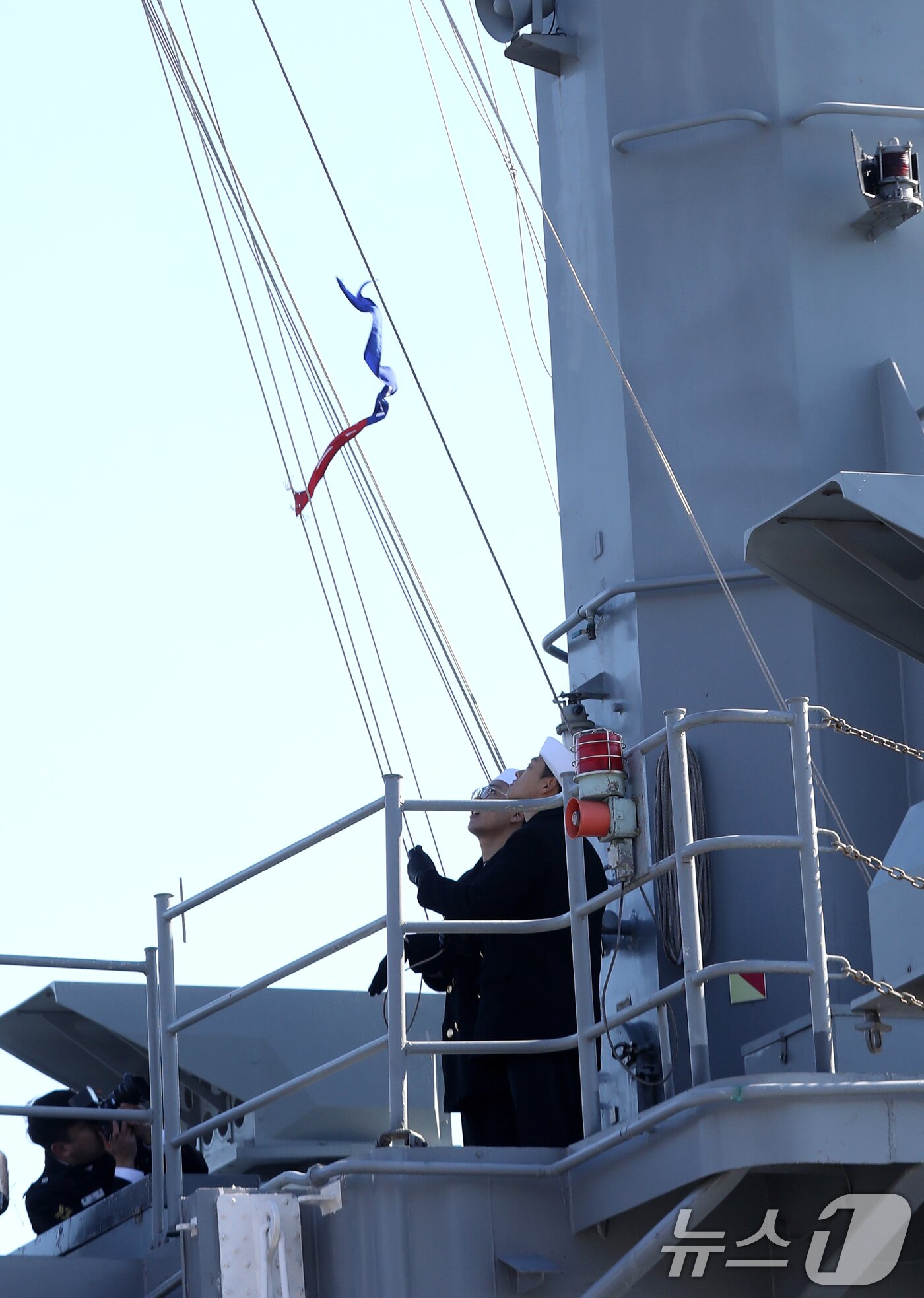 본문 이미지 - 26일 경남 창원 진해구 진해 군항에서 열린 국산 초계함 광명함(PCC·1000톤급) 전역식에서 취역기 강하가 진행되고 있다.2025.12.26/뉴스1 ⓒ News1 윤일지 기자