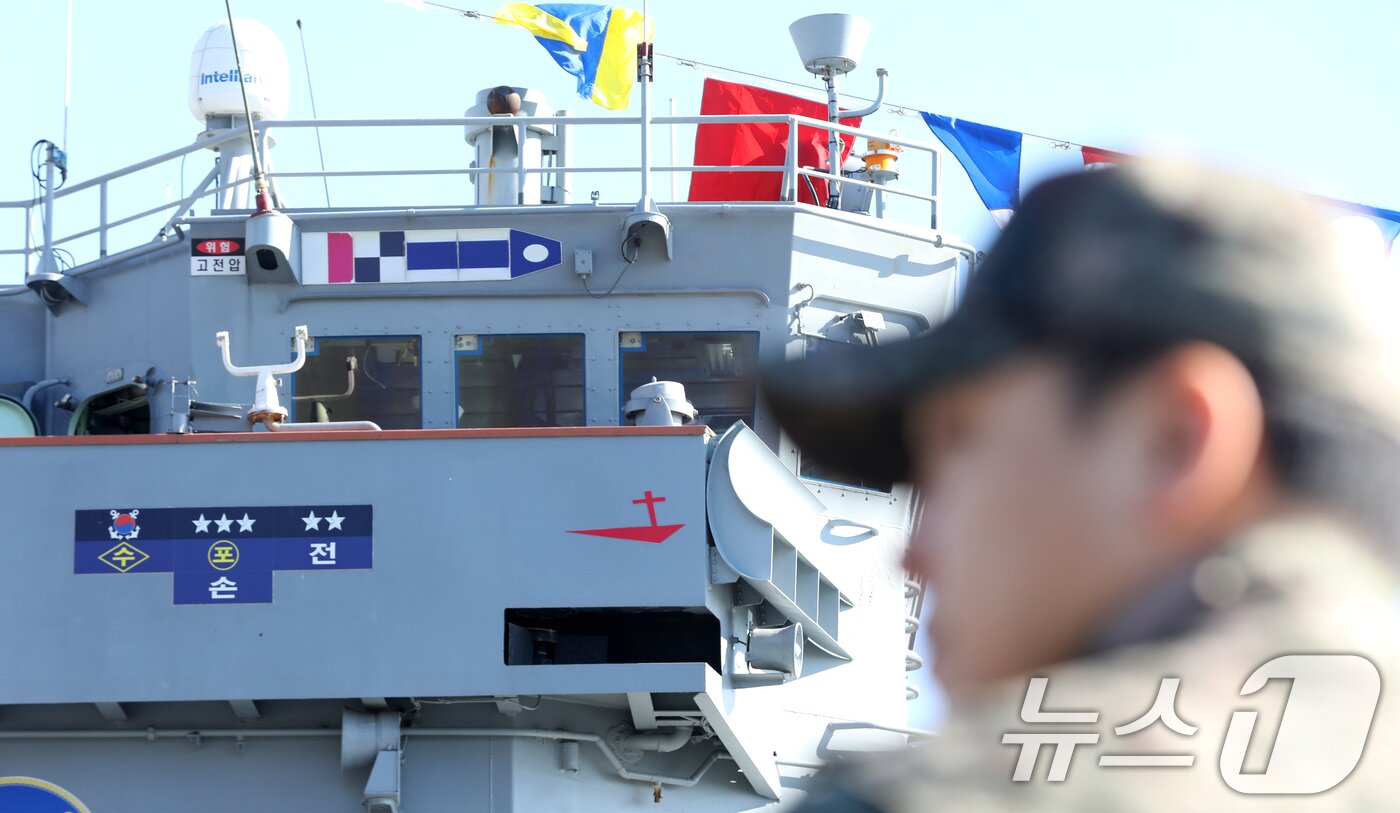 본문 이미지 - 26일 경남 창원 진해구 진해 군항에서 국산 초계함 광명함(PCC·1000톤급) 전역식이 열린 가운데 광명함에 북한 반잠수정을 격침시켰음을 증명하는 표지인 킬마크(Kill Mark)가 새겨져 있다. 2025.12.26/뉴스1 ⓒ News1 윤일지 기자