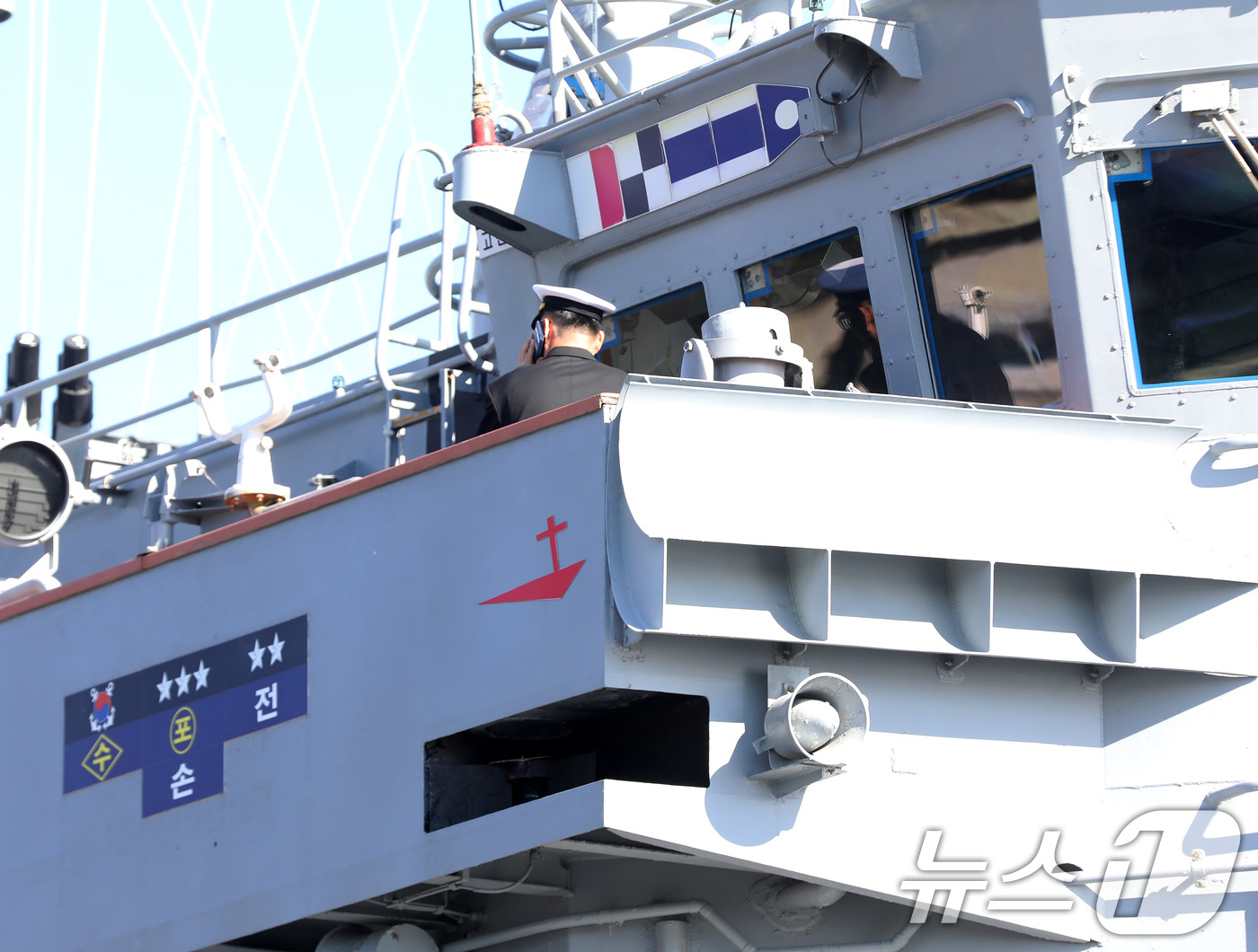 (창원=뉴스1) 윤일지 기자 = 26일 경남 창원 진해구 진해 군항에서 국산 초계함 광명함(PCC·1000톤급) 전역식이 열린 가운데 광명함에 북한 반잠수정을 격침시켰음을 증명하는 …