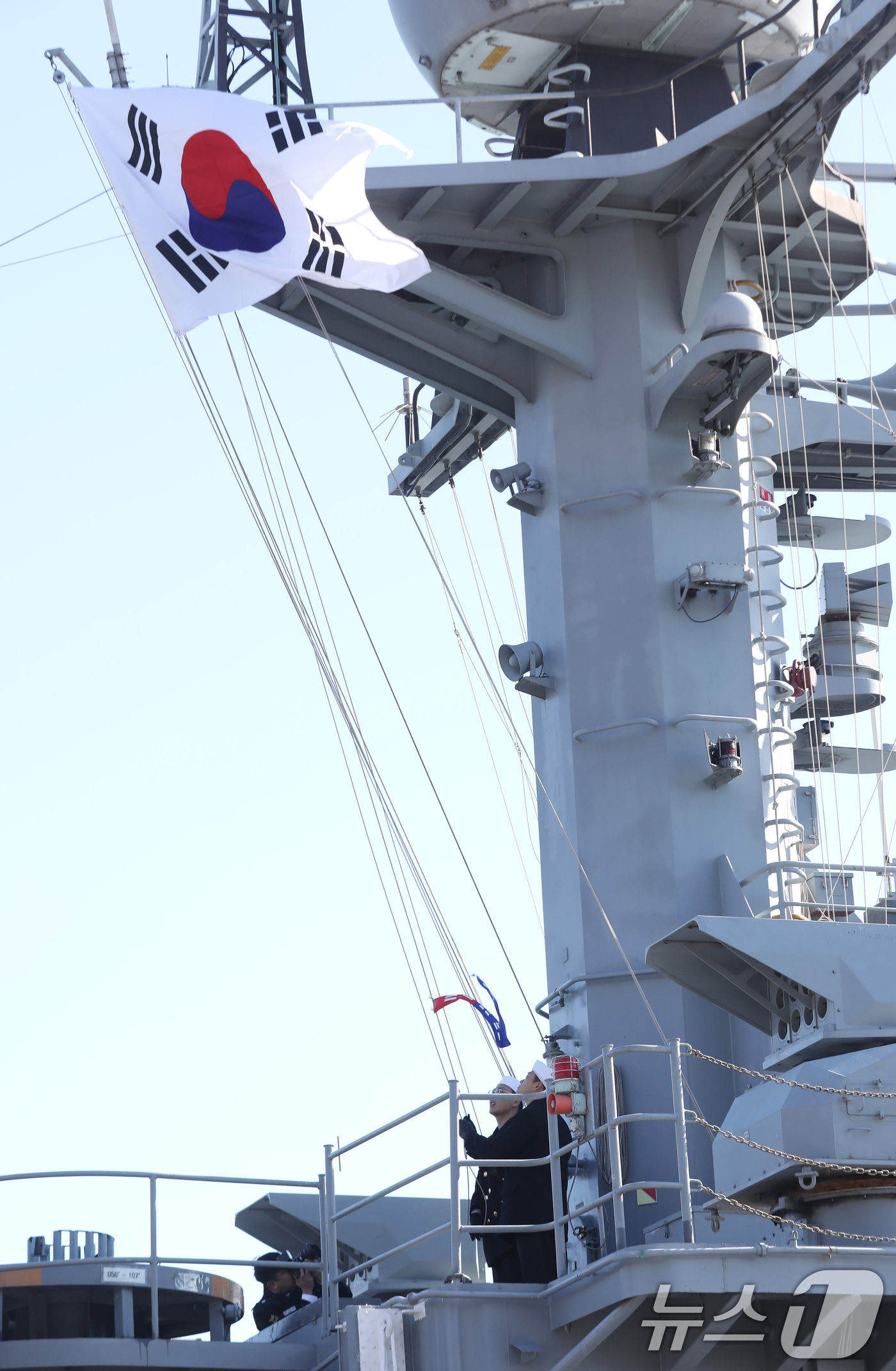 (창원=뉴스1) 윤일지 기자 = 26일 경남 창원 진해구 진해 군항에서 열린 국산 초계함 광명함(PCC·1000톤급) 전역식에서 취역기 강하가 진행되고 있다.광명함은 포항급 22번 …