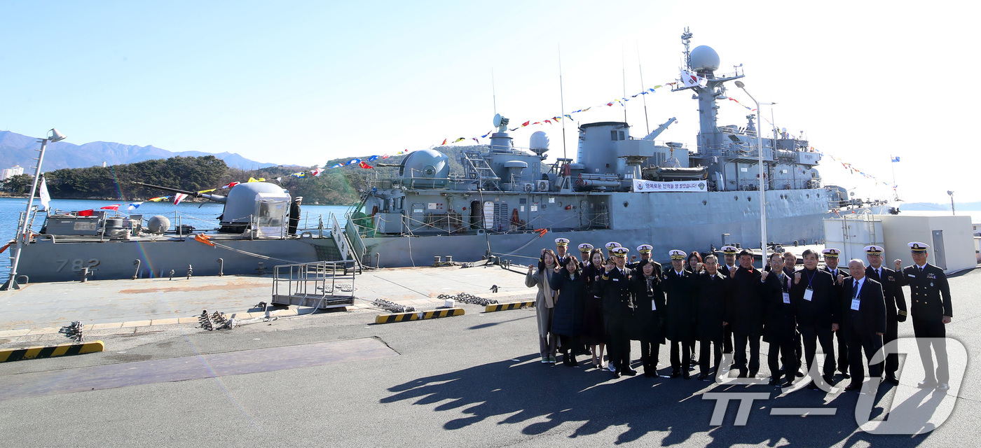 (창원=뉴스1) 윤일지 기자 = 26일 경남 창원 진해구 진해 군항에서 열린 국산 초계함 광명함(PCC·1000톤급) 전역식에서 김경률 해군작전사령관, 광명함 역대 함장 등 참석자 …