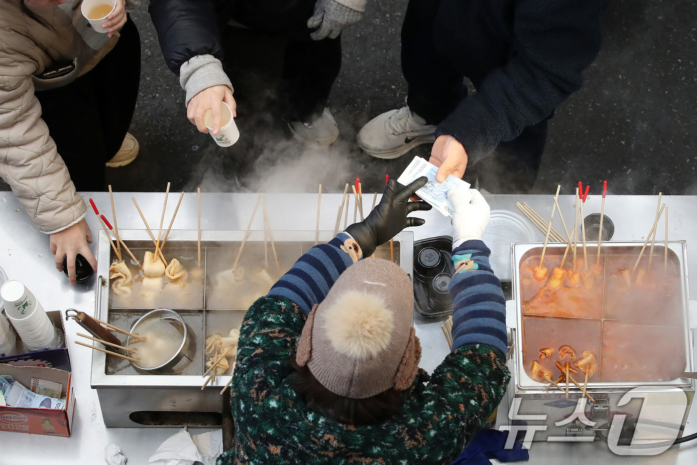 (대구=뉴스1) 공정식 기자 = 대구·경북 대부분 지역에 한파특보가 내려진 26일 대구 중구 서문시장 한 어묵가게가 손님으로 붐비고 있다. 2025.12.26/뉴스1