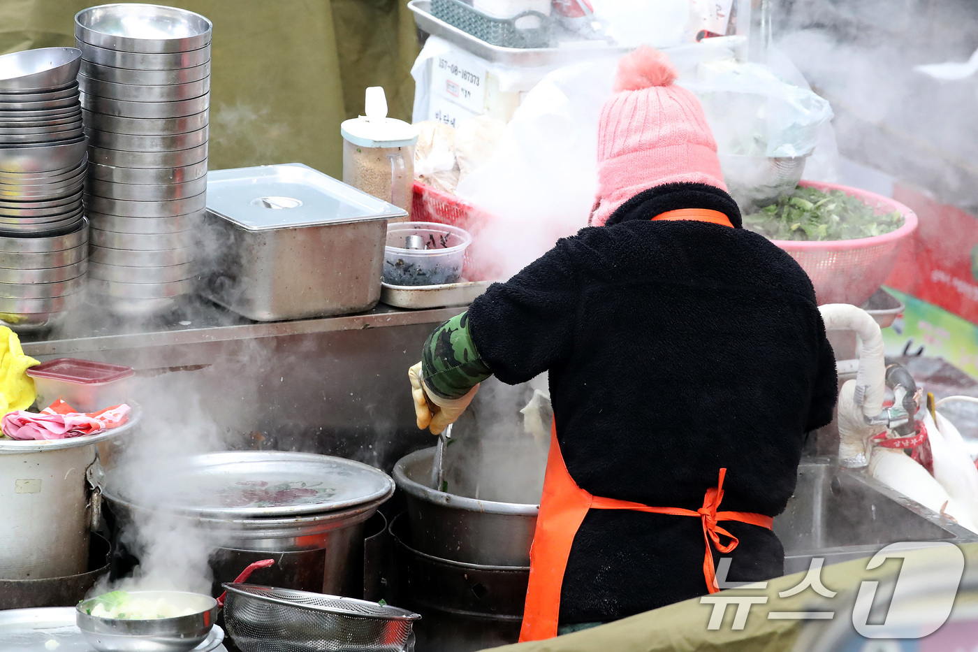 (대구=뉴스1) 공정식 기자 = 대구·경북 대부분 지역에 한파특보가 내려진 26일 대구 중구 서문시장 국수골목에서 상인들이 김이 모락모락 피어오르는 칼국수를 준비하고 있다. 202 …
