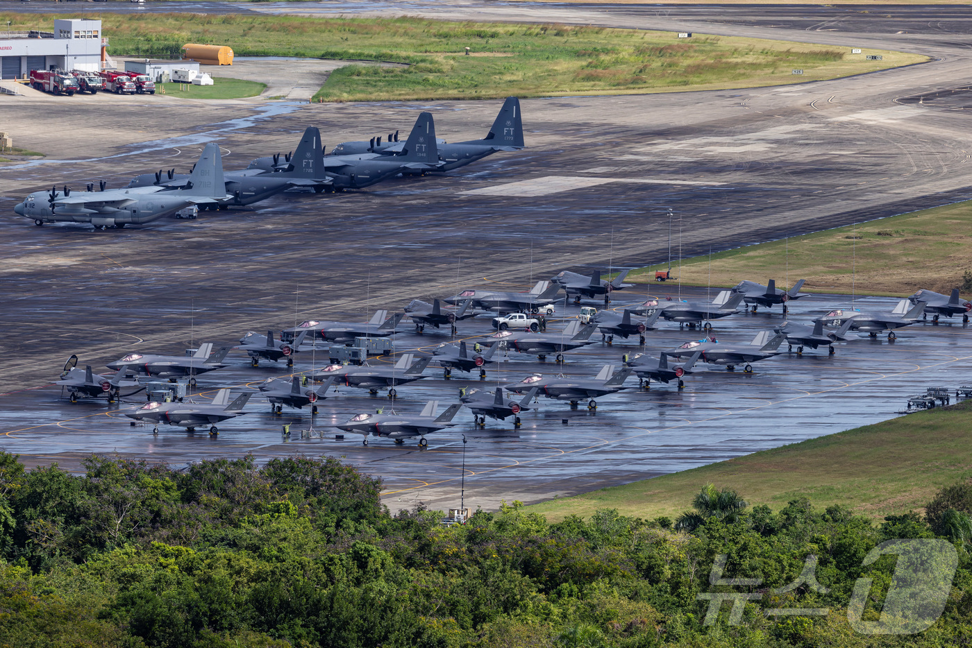 (세이바 로이터=뉴스1) 이정환 기자 = 미국 공군 F-35A, 미 해병대 F-35B, 그리고 미 공군 AC-130J 고스트라이더 건십이 25일(현지시간) 중남미 푸에르토리코 세이 …