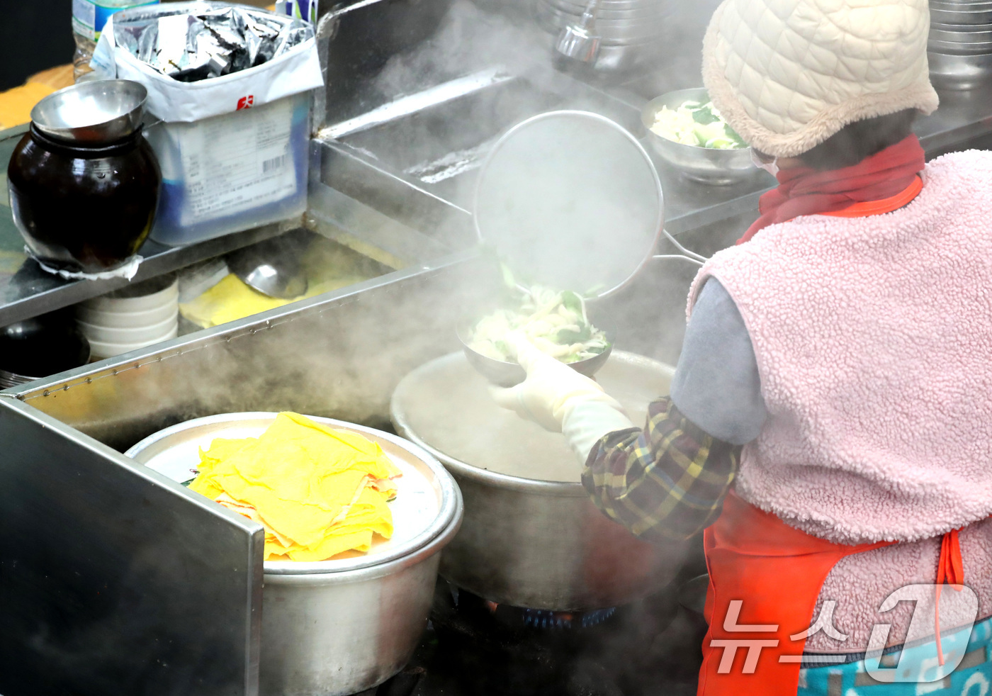 (대구=뉴스1) 공정식 기자 = 대구·경북 대부분 지역에 한파특보가 내려진 26일 대구 중구 서문시장 국수골목에서 상인들이 김이 모락모락 피어오르는 칼국수를 준비하고 있다. 202 …