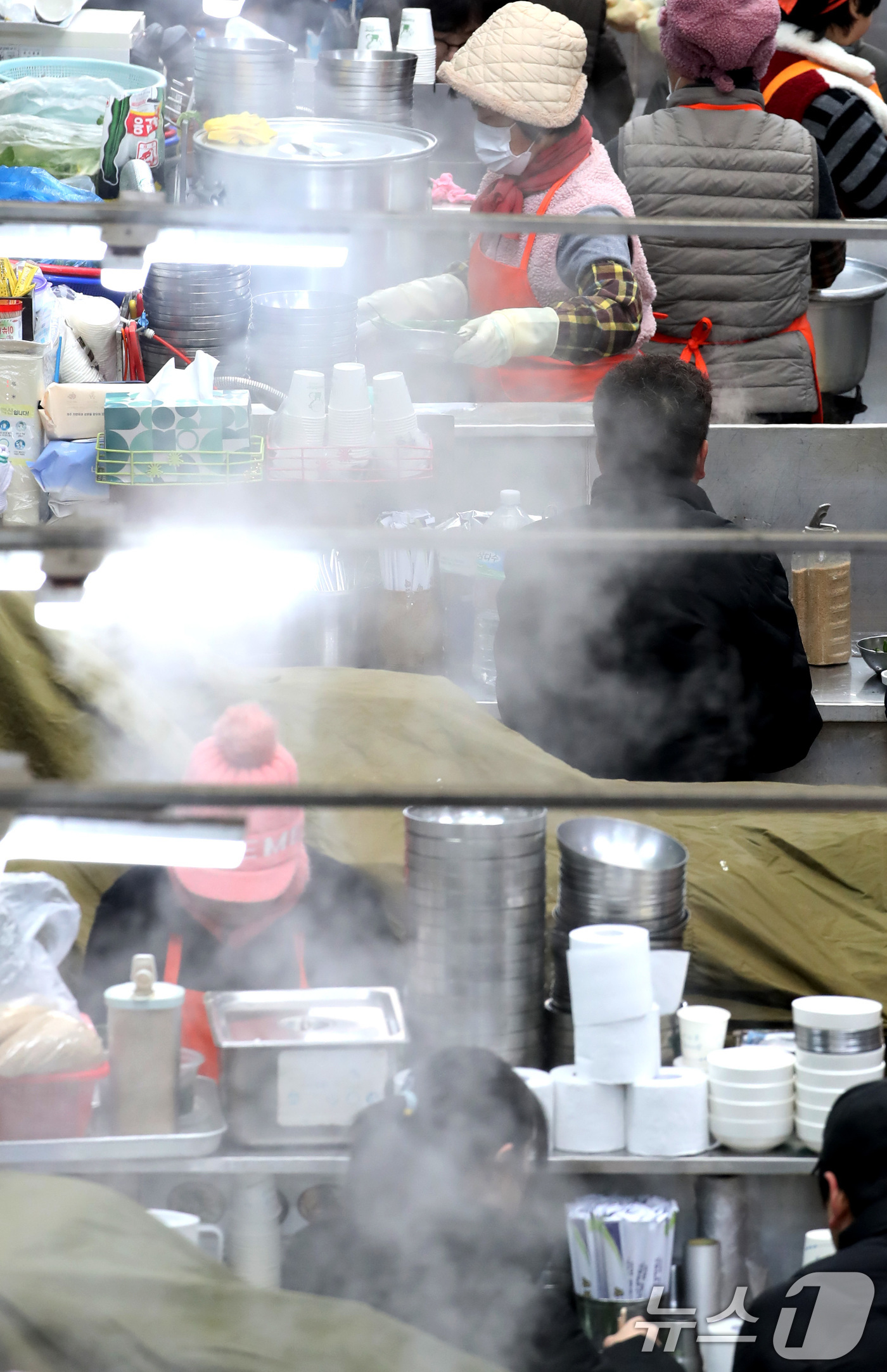 (대구=뉴스1) 공정식 기자 = 대구·경북 대부분 지역에 한파특보가 내려진 26일 점심시간을 맞은 대구 중구 서문시장 국수골목에 김이 모락모락 피어오르고 있다. 2025.12.26 …