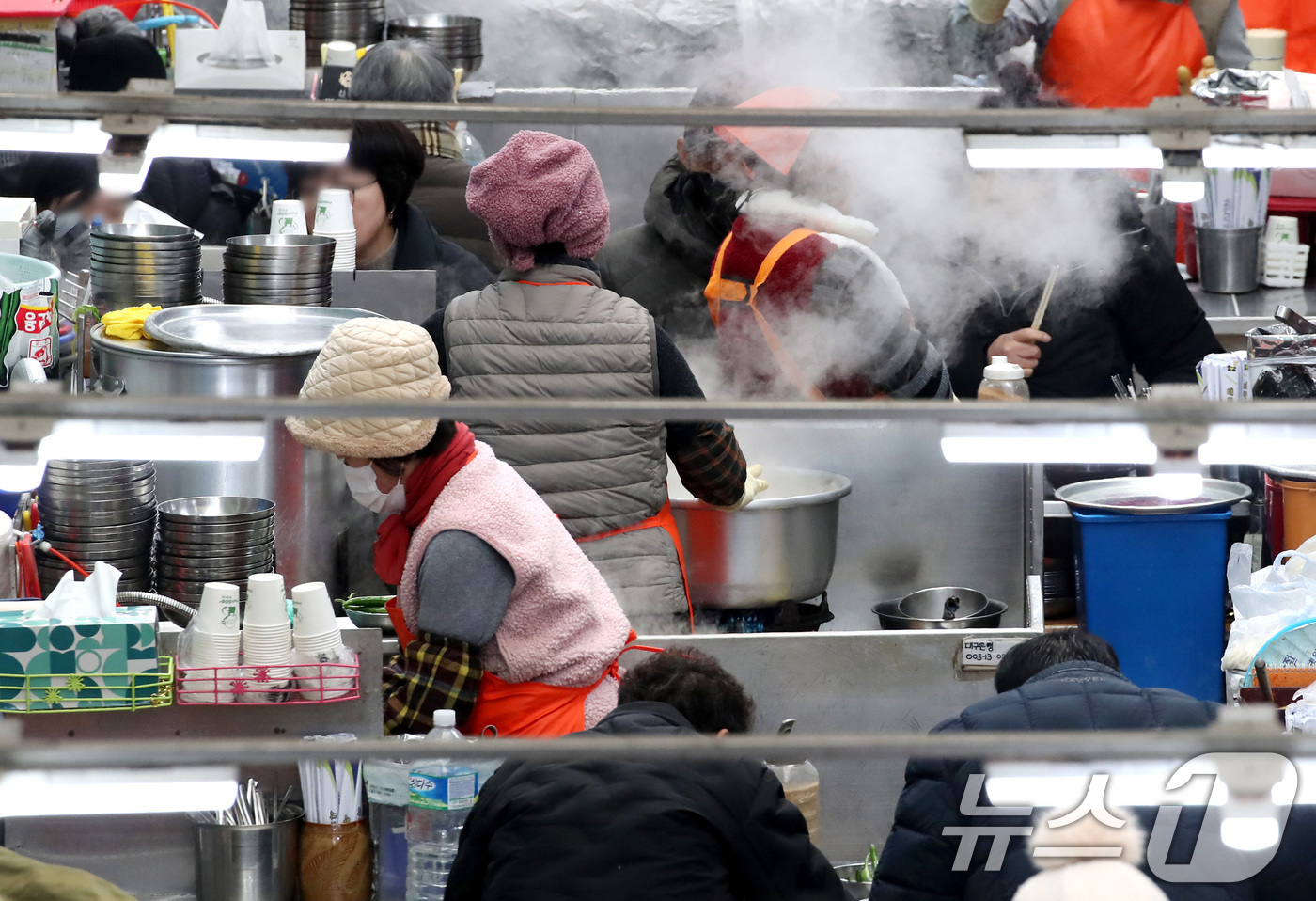 (대구=뉴스1) 공정식 기자 = 대구·경북 대부분 지역에 한파특보가 내려진 26일 점심시간을 맞은 대구 중구 서문시장 국수골목에 김이 모락모락 피어오르고 있다. 2025.12.26 …