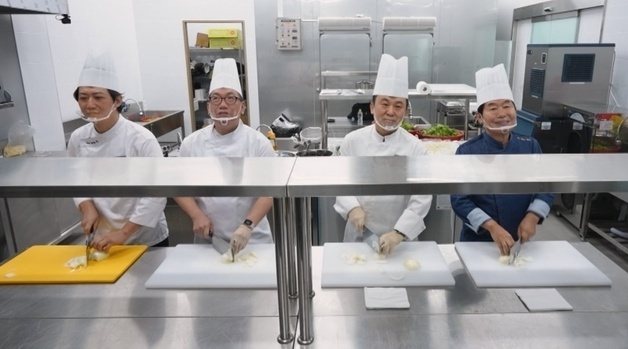 경력만 150년? 캡틴 이연복과 '복벤져스' 출격…460인분 요리