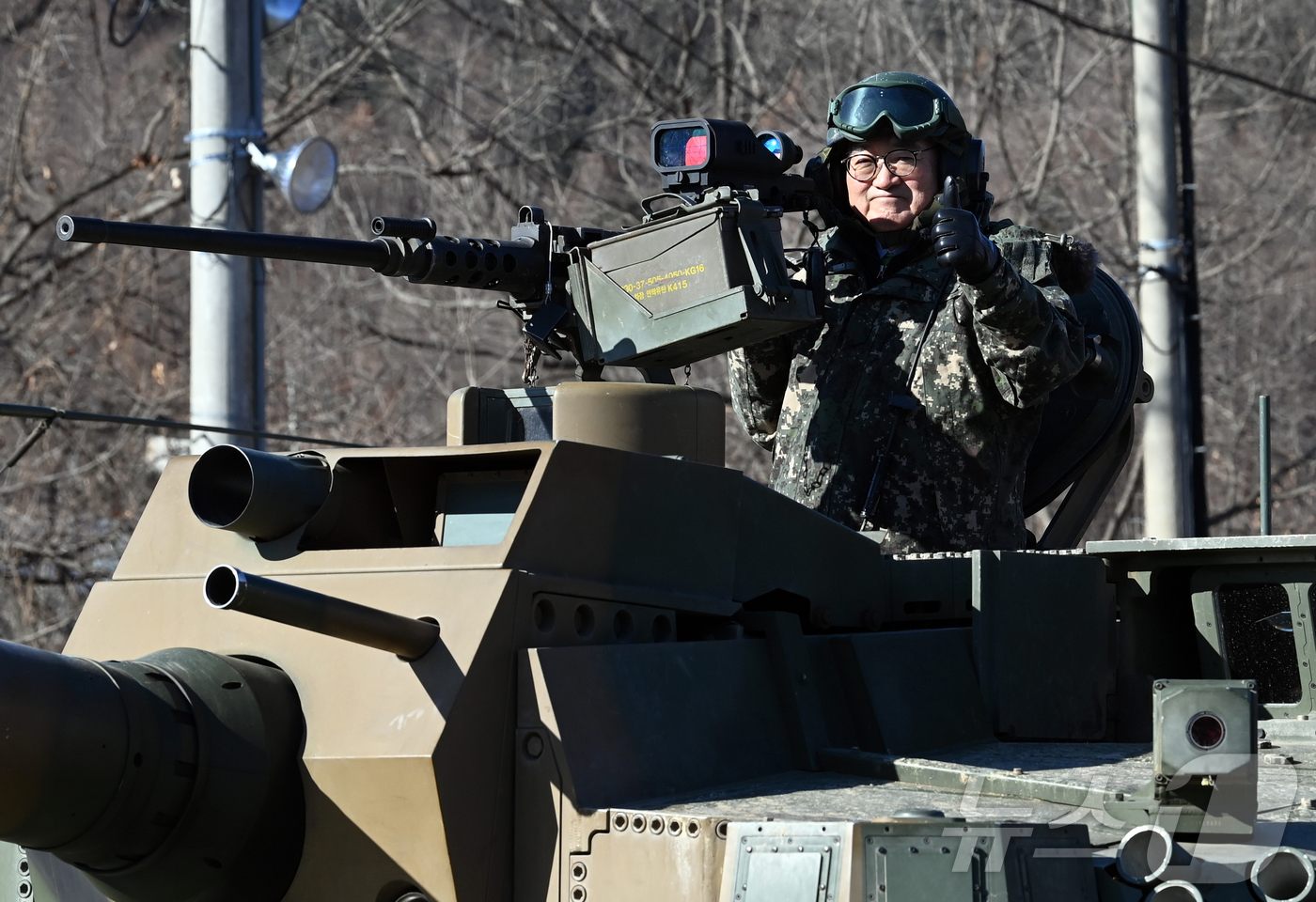 (서울=뉴스1) 국회사진기자단 = 우원식 국회의장이 26일 오전 경기 양평군 옥천면 제11기동사단 108기계화보병대대를 방문, K2전차에 탑승해 부대내를 이동하고 있다. 2025. …