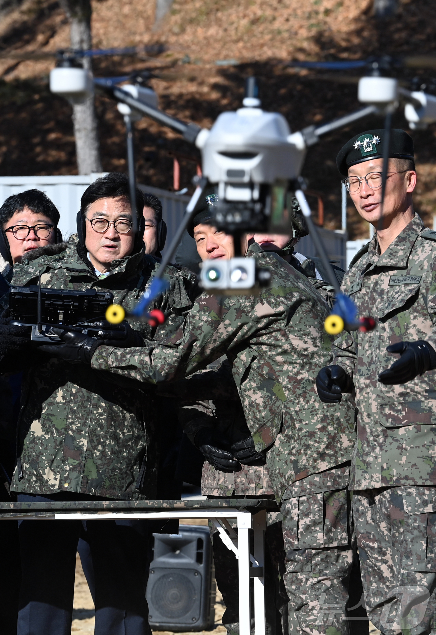 (서울=뉴스1) 국회사진기자단 = 우원식 국회의장이 26일 오전 경기 양평군 옥천면 제11기동사단 108기계화보병대대를 방문, 부대에서 운용 중인 드론 조종 체험을 하고 있다. 2 …