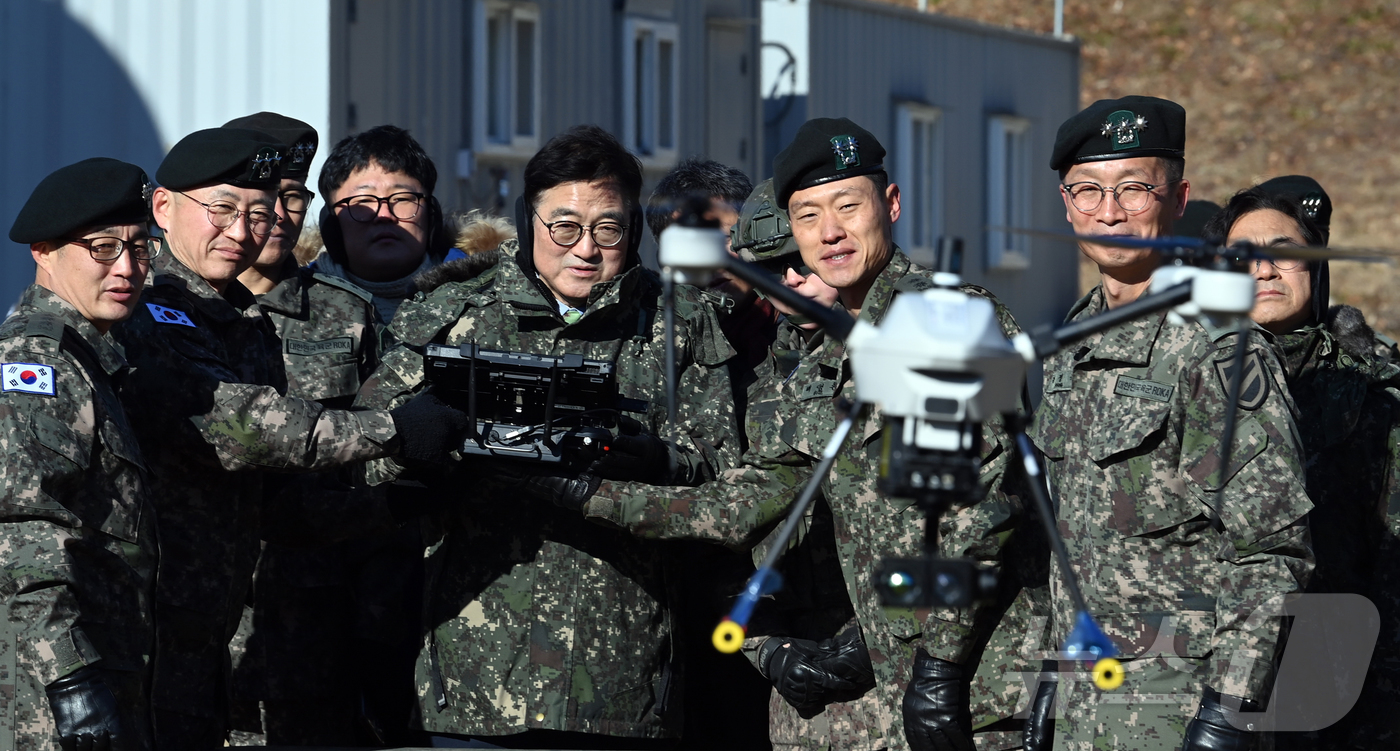 (서울=뉴스1) 국회사진기자단 = 우원식 국회의장이 26일 오전 경기 양평군 옥천면 제11기동사단 108기계화보병대대를 방문, 부대에서 운용 중인 드론 조종 체험을 하고 있다. 2 …