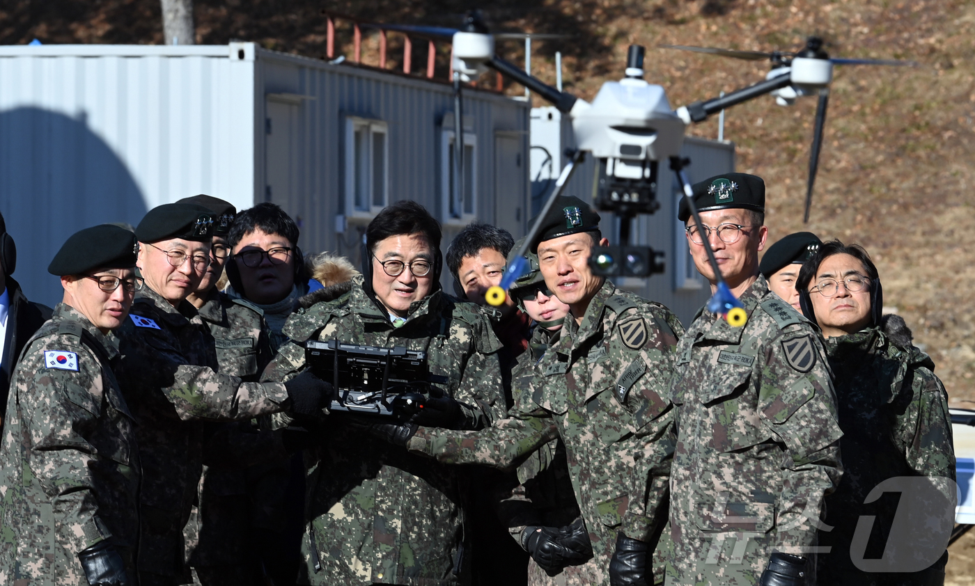 (서울=뉴스1) 국회사진기자단 = 우원식 국회의장이 26일 오전 경기 양평군 옥천면 제11기동사단 108기계화보병대대를 방문, 부대에서 운용 중인 드론 조종 체험을 하고 있다. 2 …